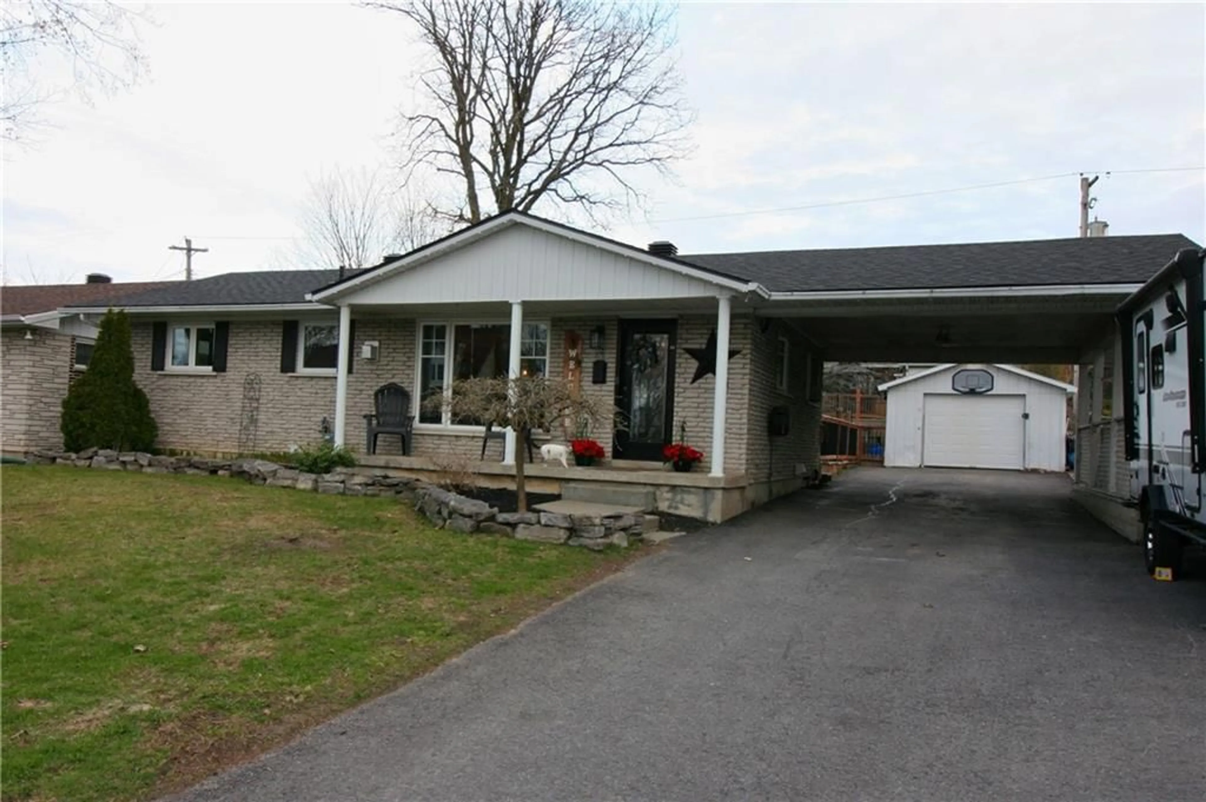 Outside view for 779 GHISLAIN St, Hawkesbury Ontario K6A 2X1