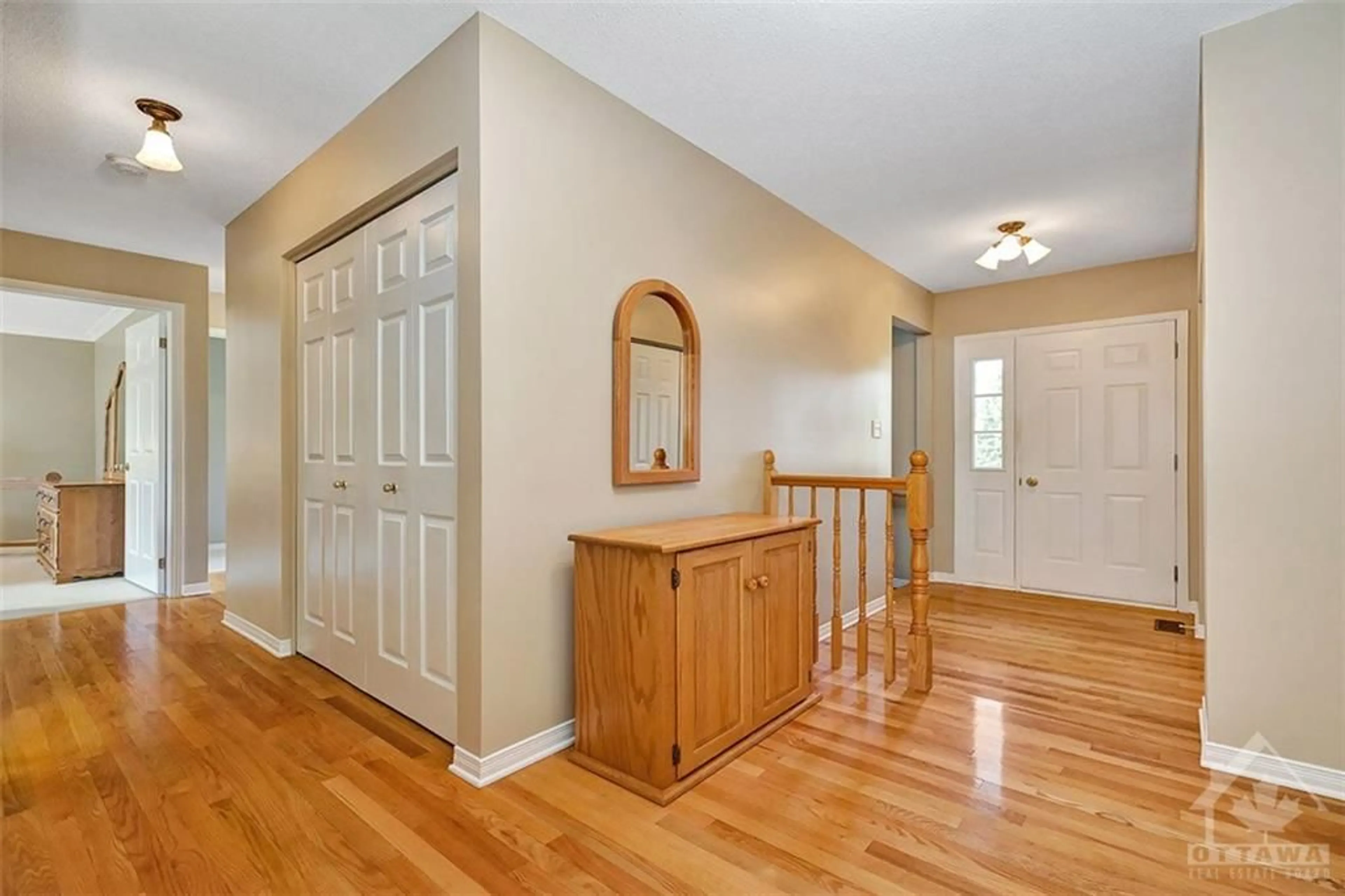 Indoor entryway for 548 LOUCKS Dr, Russell Ontario K4R 1B6