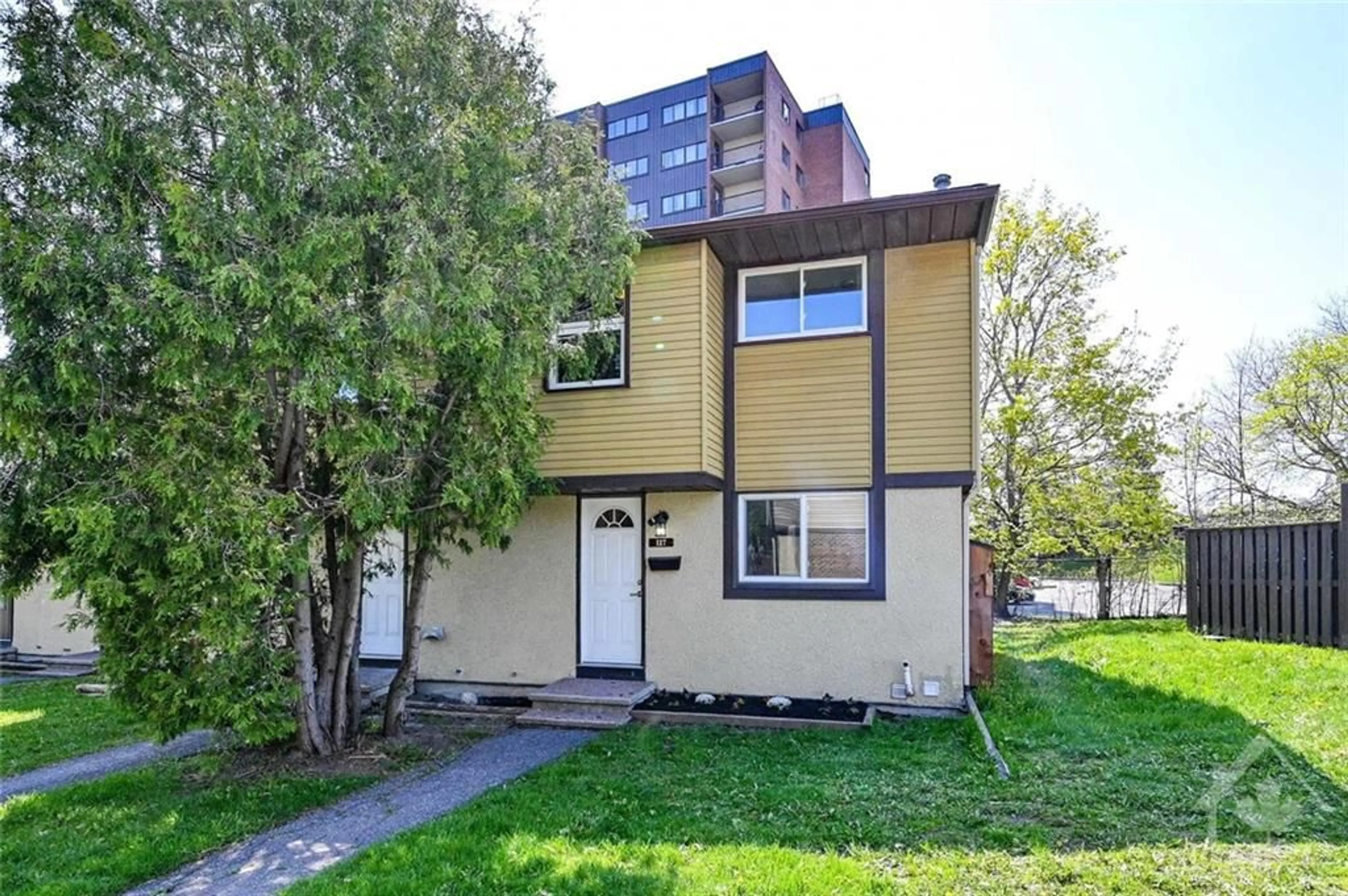 A pic from exterior of the house or condo for 2570 SOUTHVALE Cres #117, Ottawa Ontario K1B 5B7