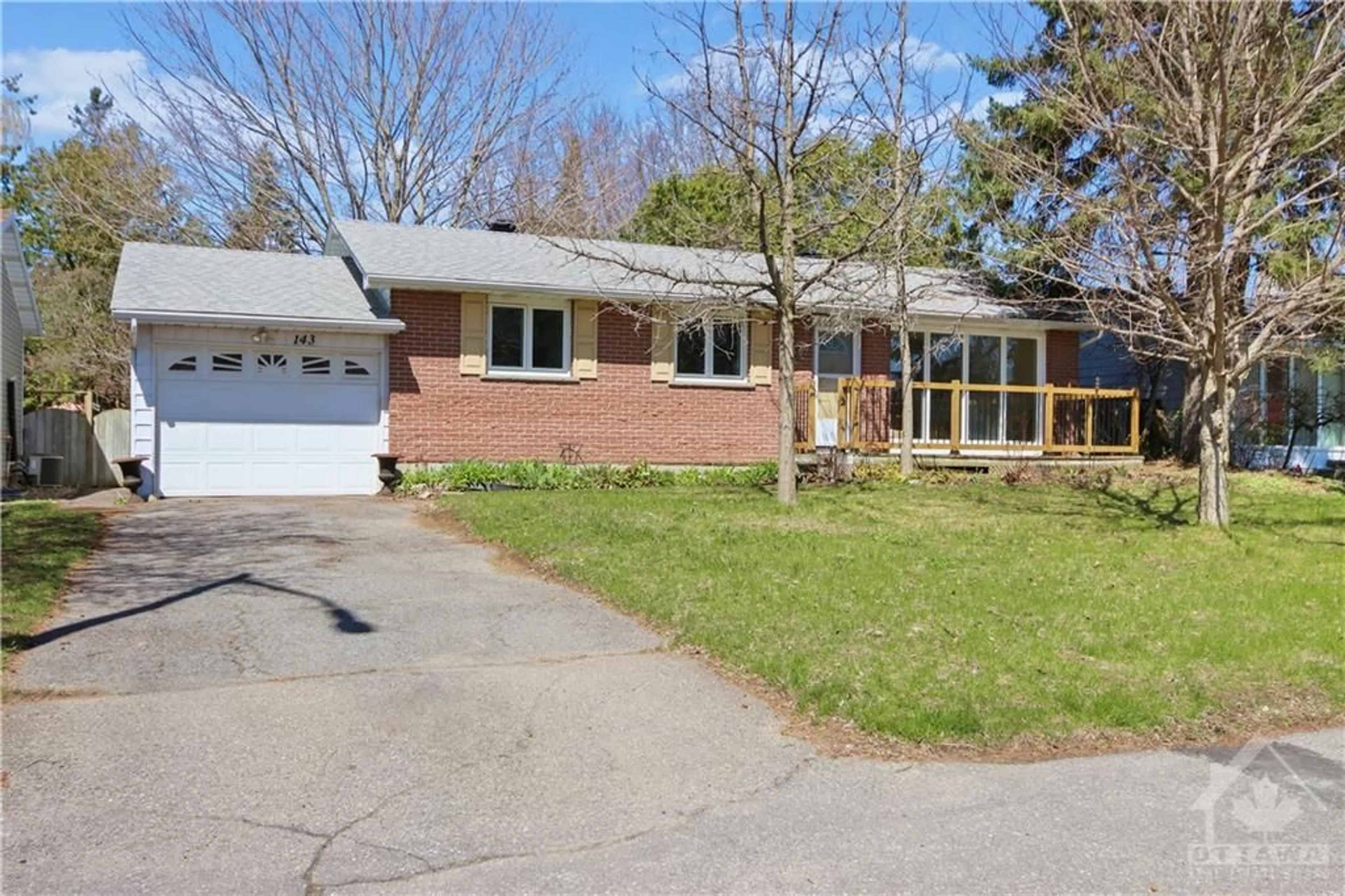 Frontside or backside of a home for 143 ABBEYHILL Dr, Ottawa Ontario K2L 1H6