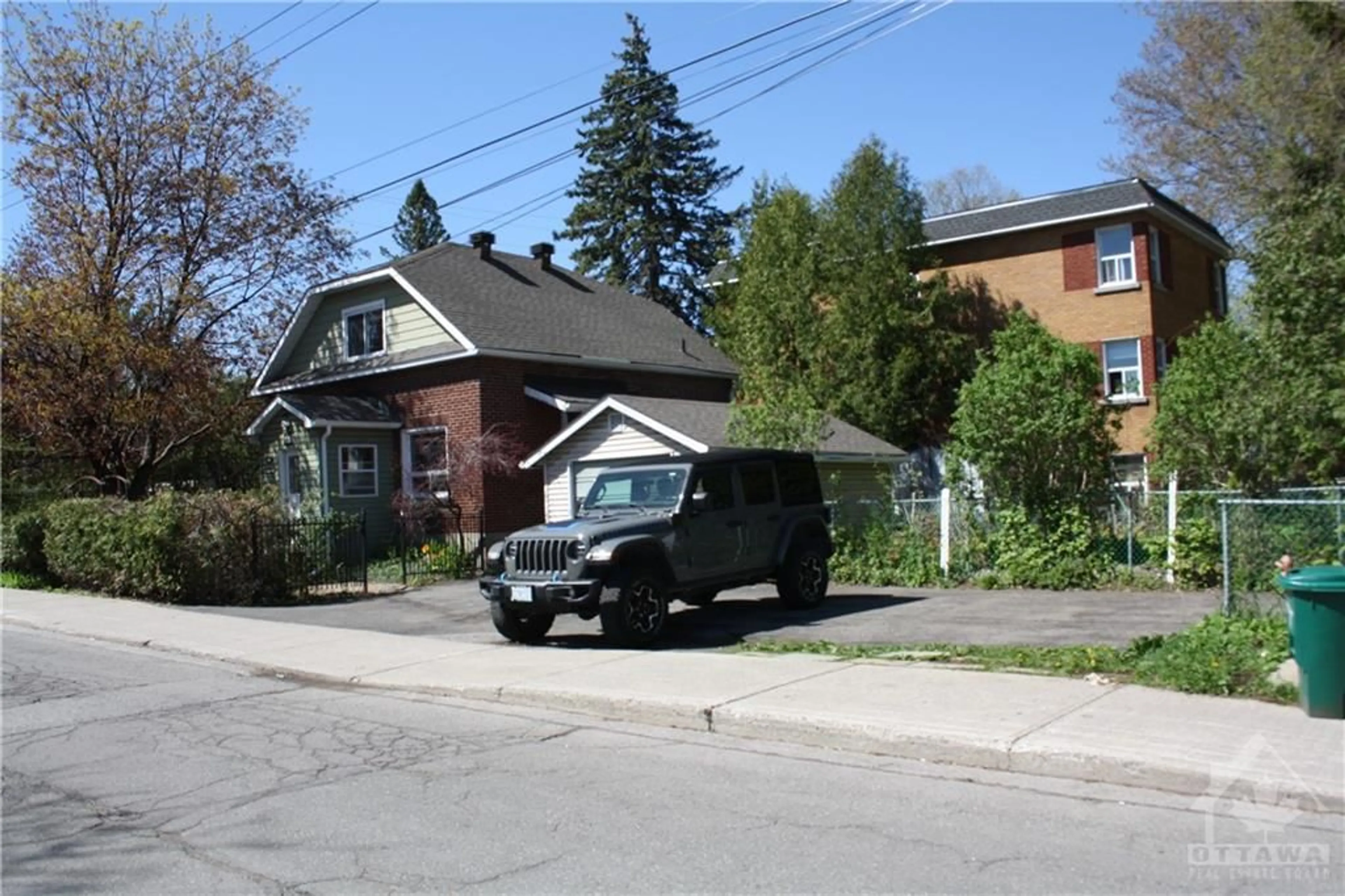 Frontside or backside of a home, the street view for 406 MARGUERITE Ave, Ottawa Ontario K1L 7W6