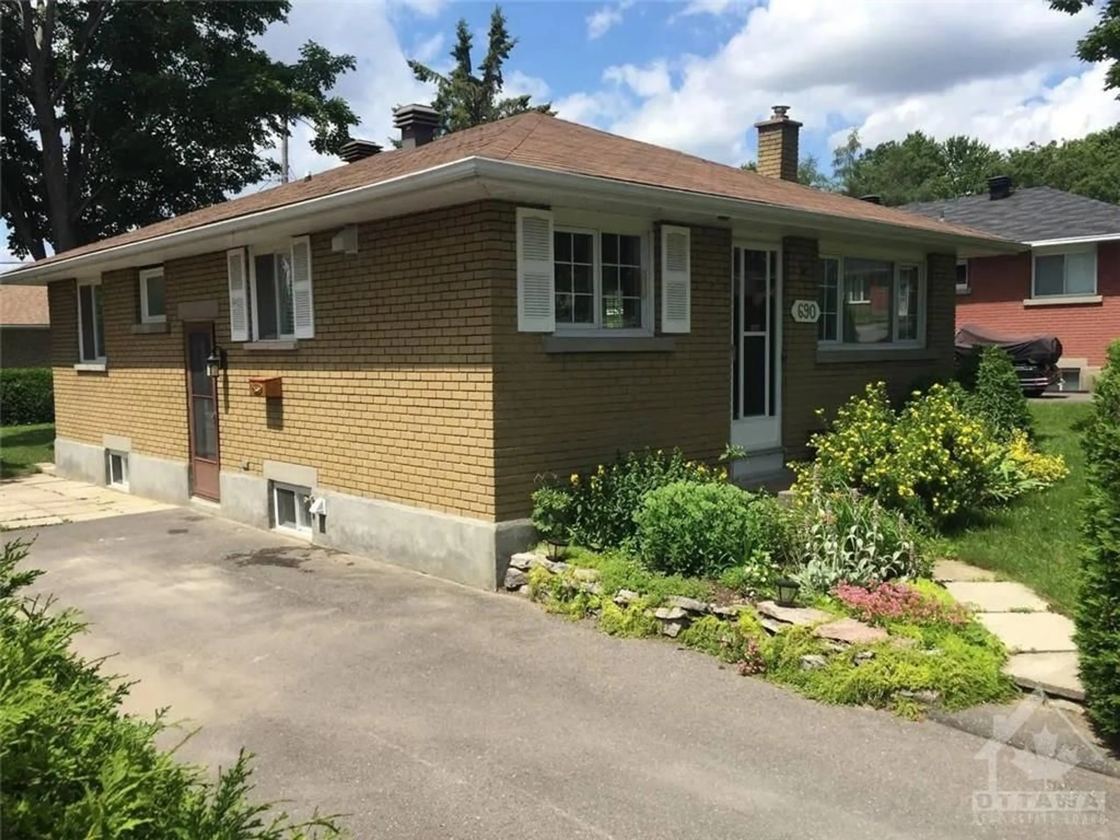 Frontside or backside of a home for 690 ROANOKE St, Ottawa Ontario K1K 2G4