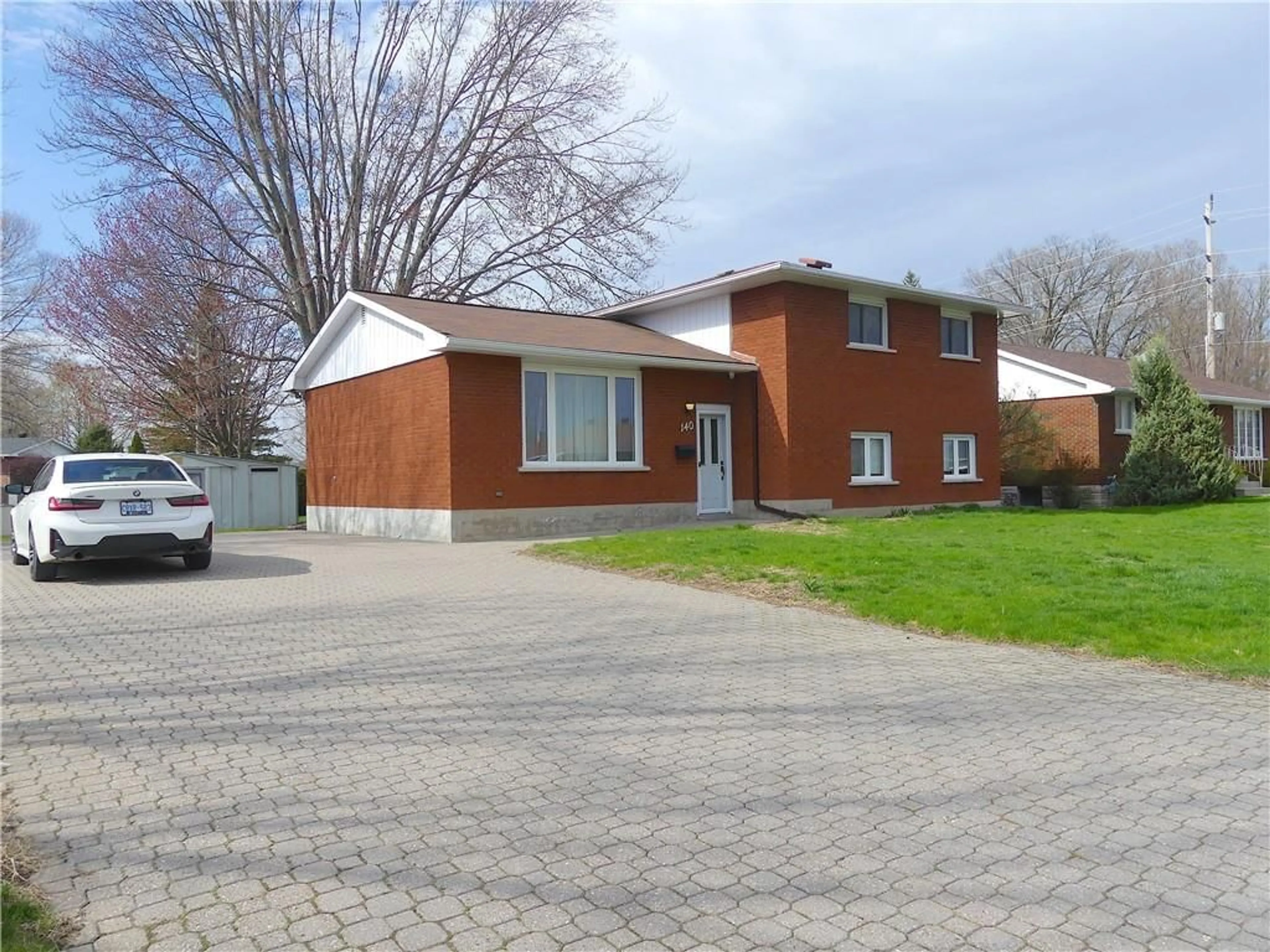 Frontside or backside of a home for 140 SIMPSON Ave, Renfrew Ontario K7V 2P5