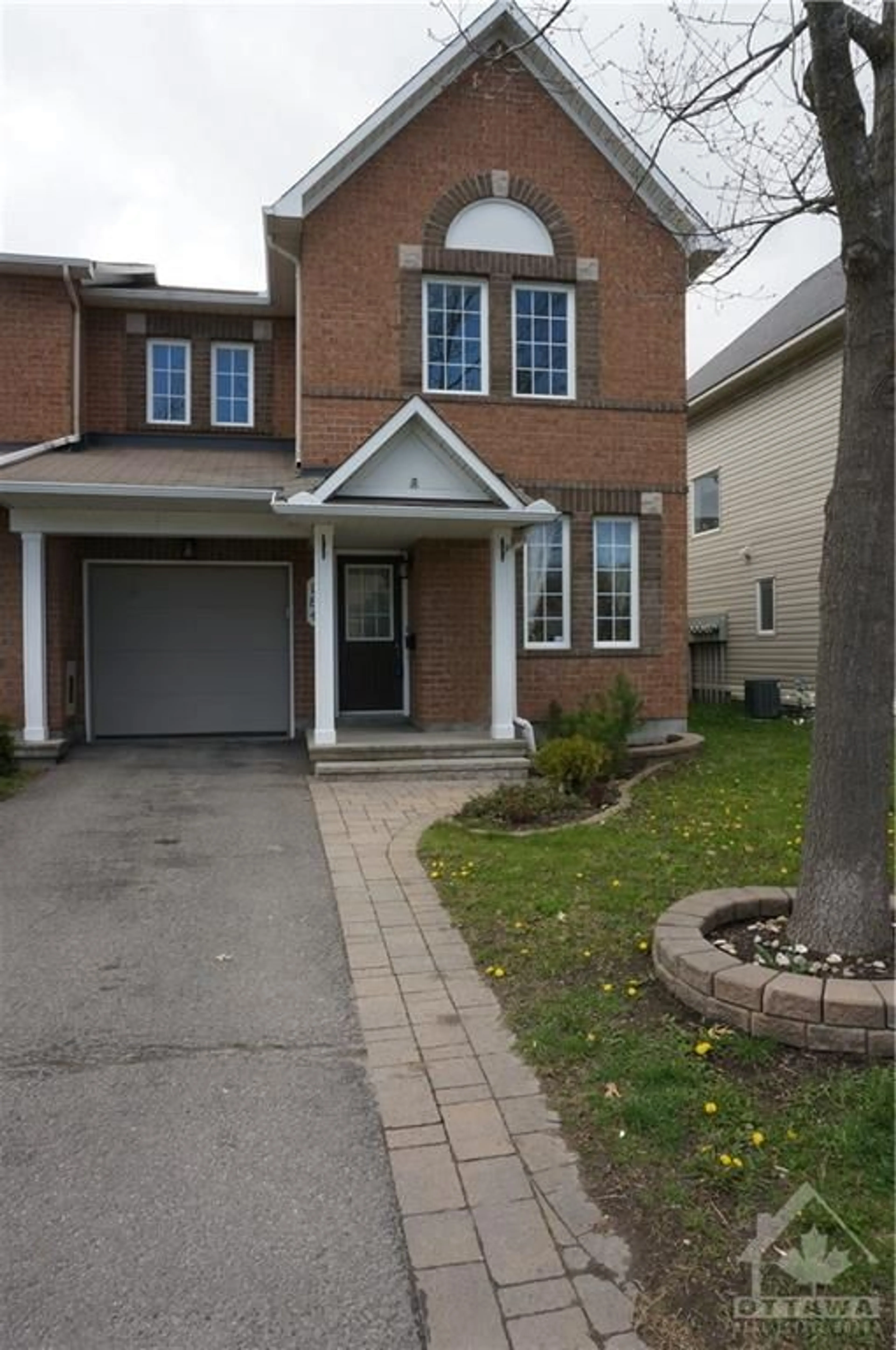 A pic from exterior of the house or condo for 184 CRESTHAVEN Dr, Ottawa Ontario K2G 6S6