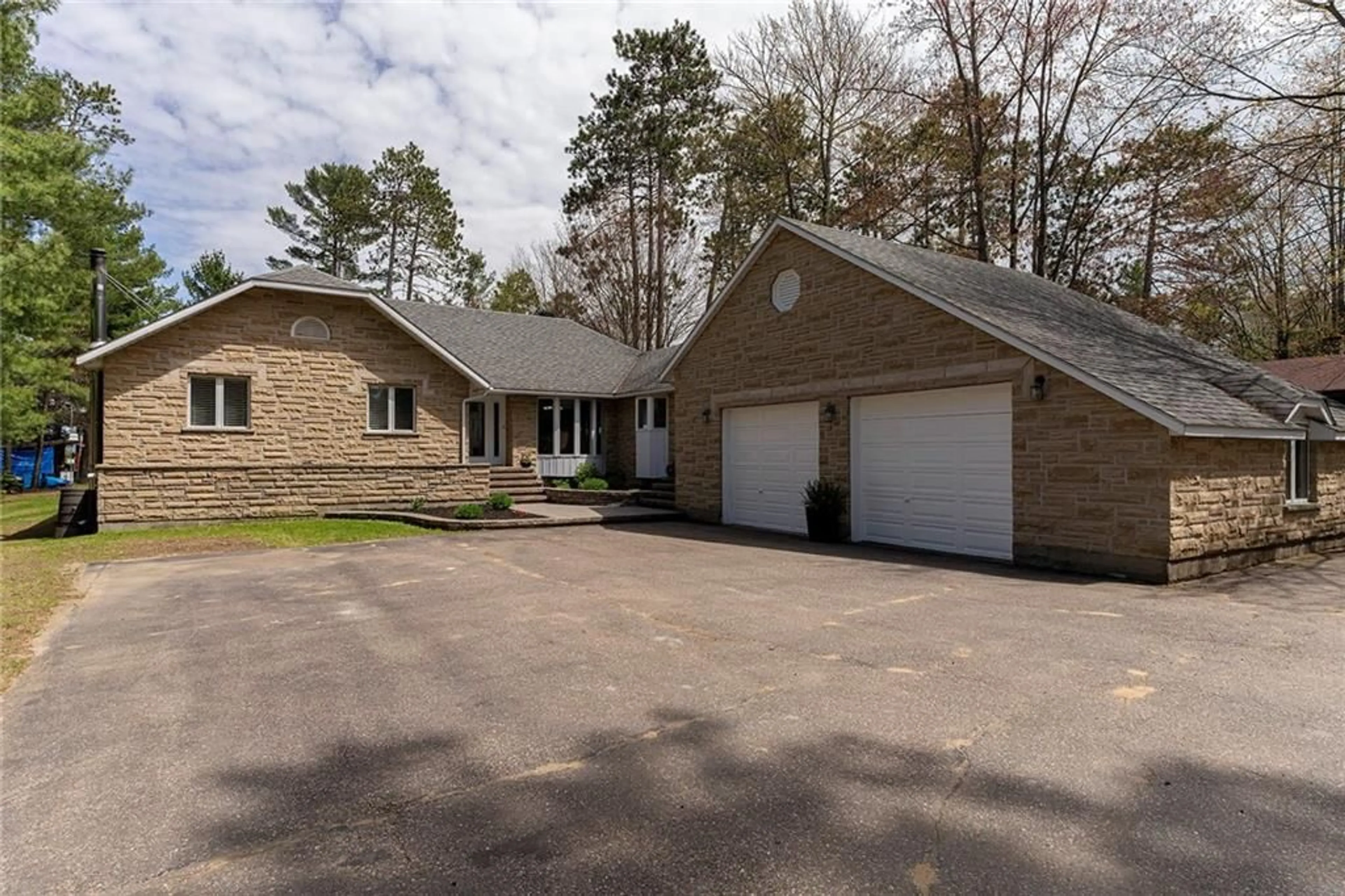 Outside view for 39 SELLEY St, Petawawa Ontario K8H 3G9