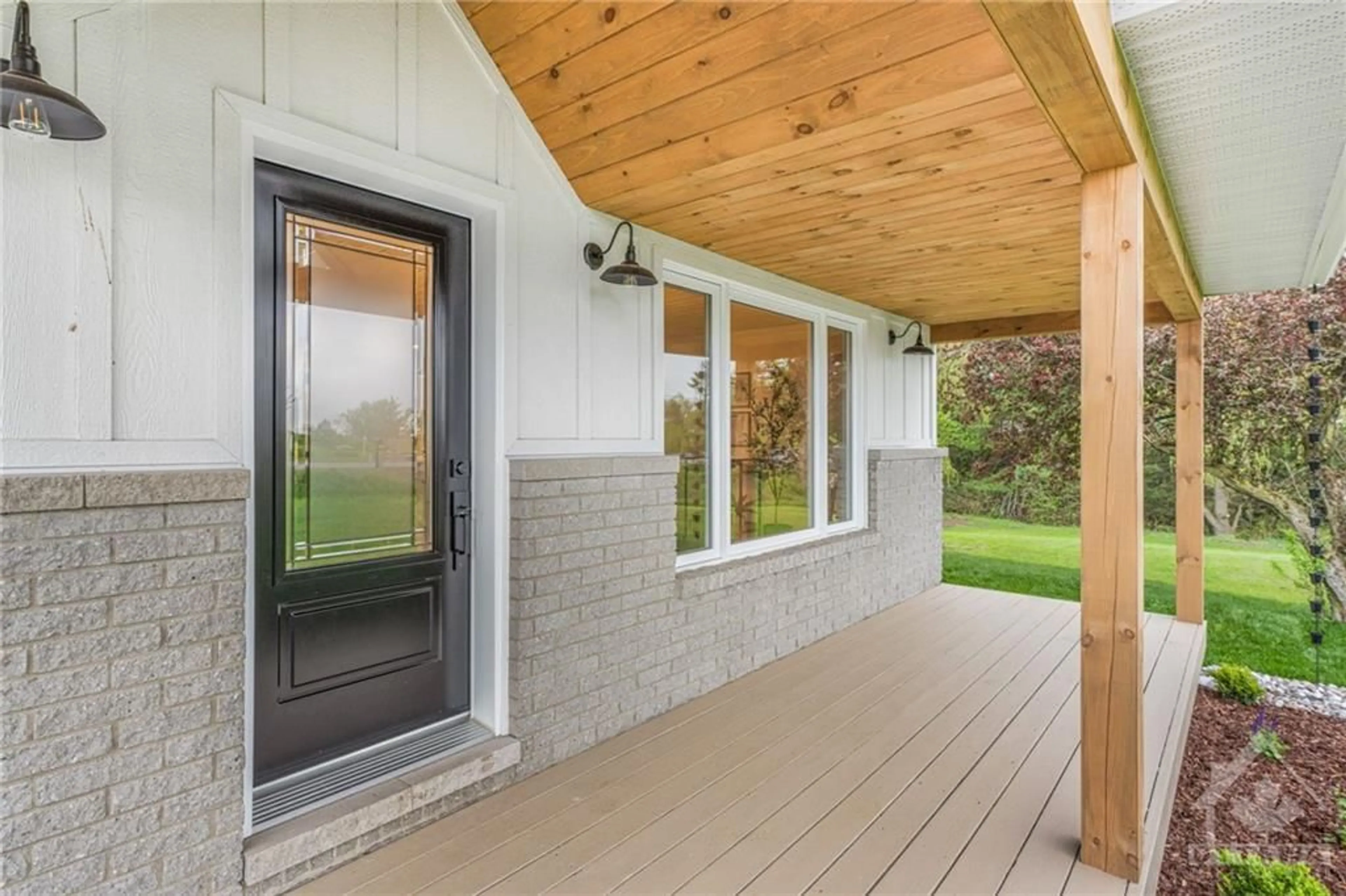 Indoor entryway for 1881 JOANISSE Rd, Clarence-Rockland Ontario K0A 2A0