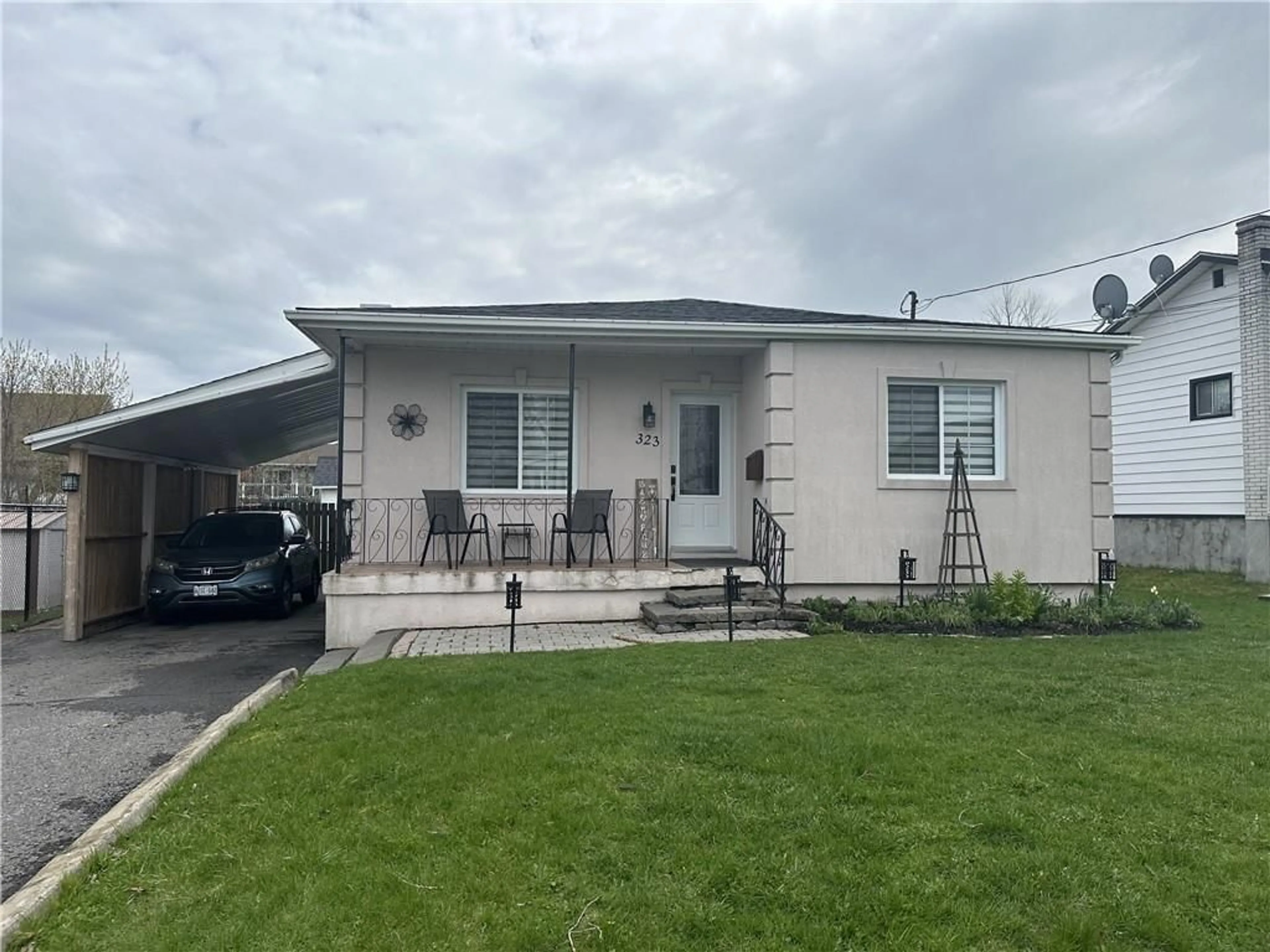 Frontside or backside of a home for 323 CHAMBERLAIN St, Hawkesbury Ontario K6A 2G3