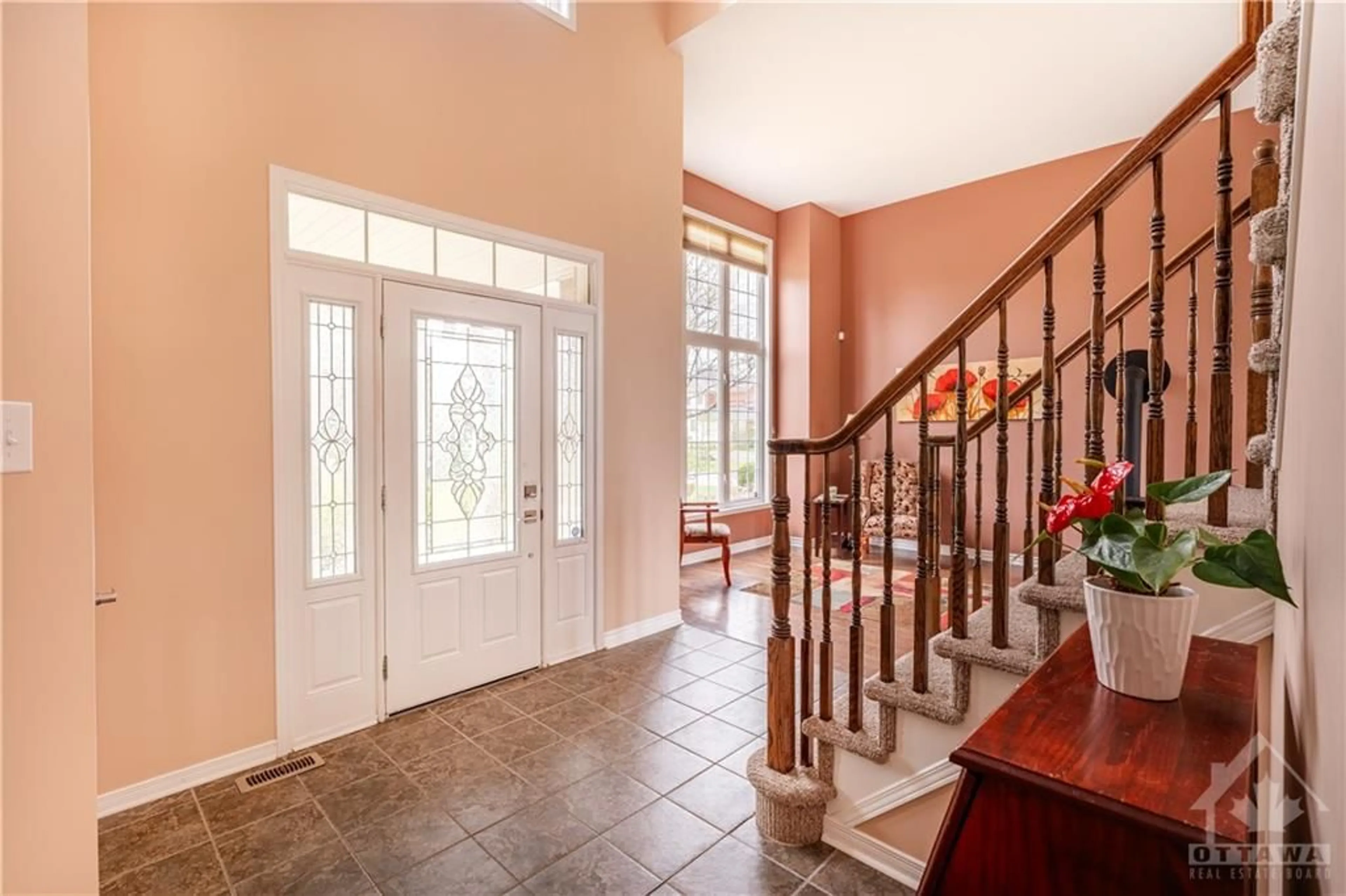 Indoor foyer for 6913 MARY ANNE Dr, Greely Ontario K4P 0C1