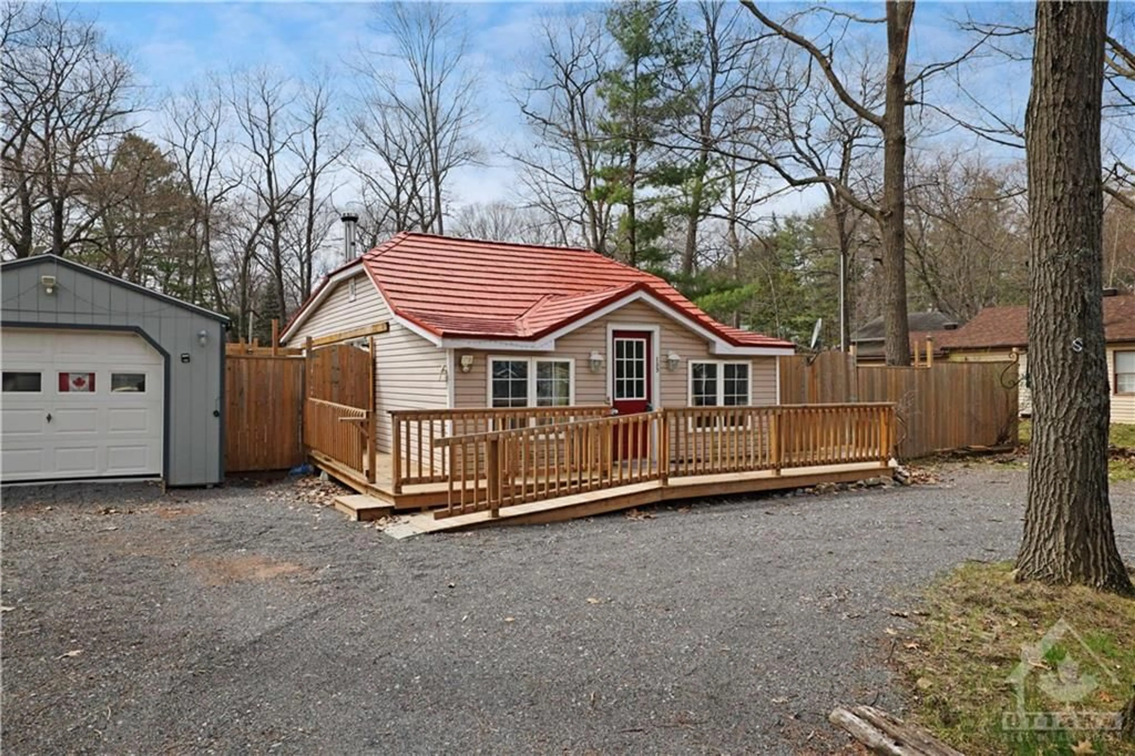 Cottage for 135 BAYVIEW Dr, Constance Bay Ontario K0A 3M0