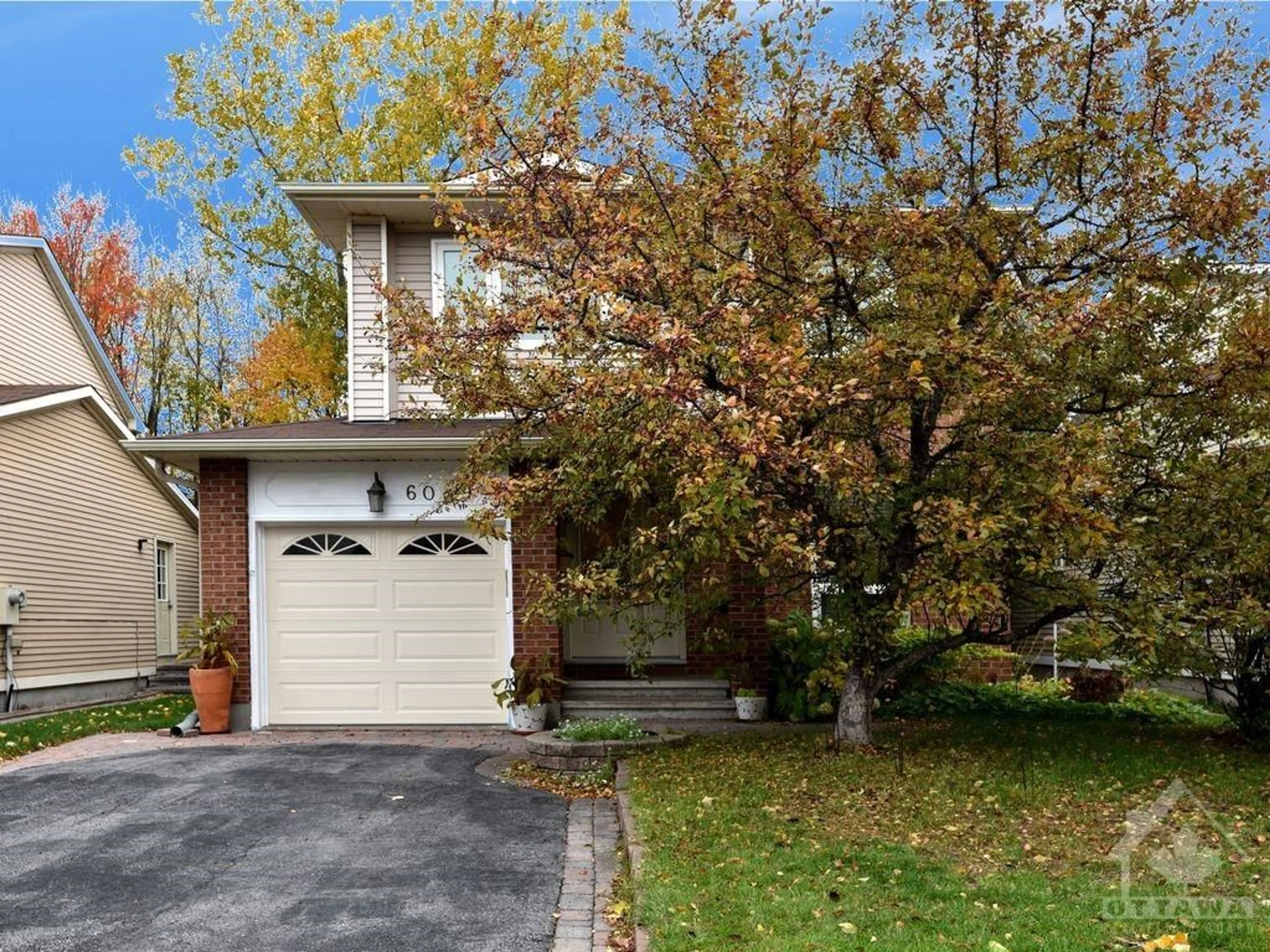 Indoor entryway for 6089 DES TREFLIERES Gdns, Ottawa Ontario K1C 5T6