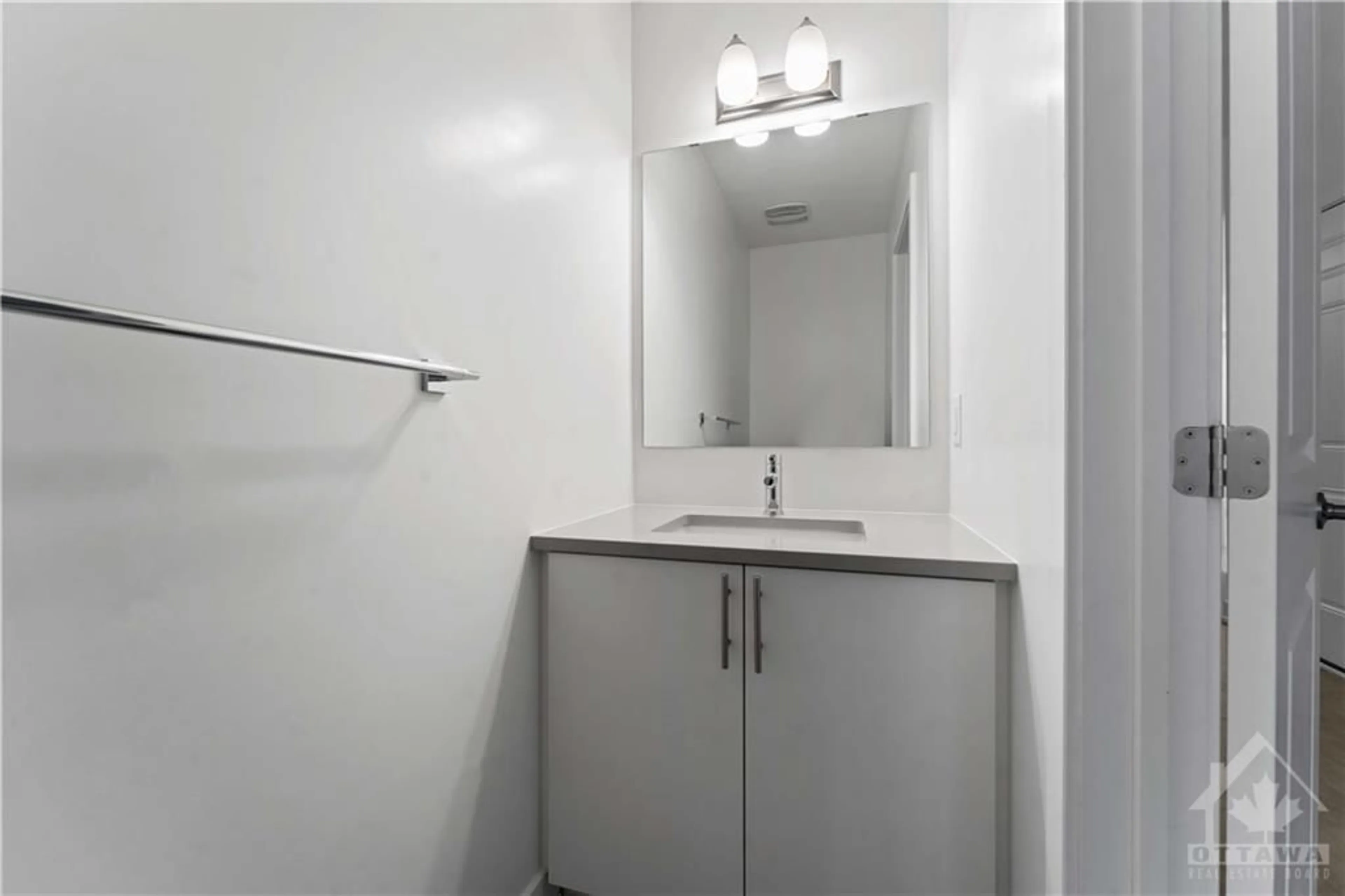 Standard bathroom for 623 RATHBURN Lane, Ottawa Ontario K1T 0V7
