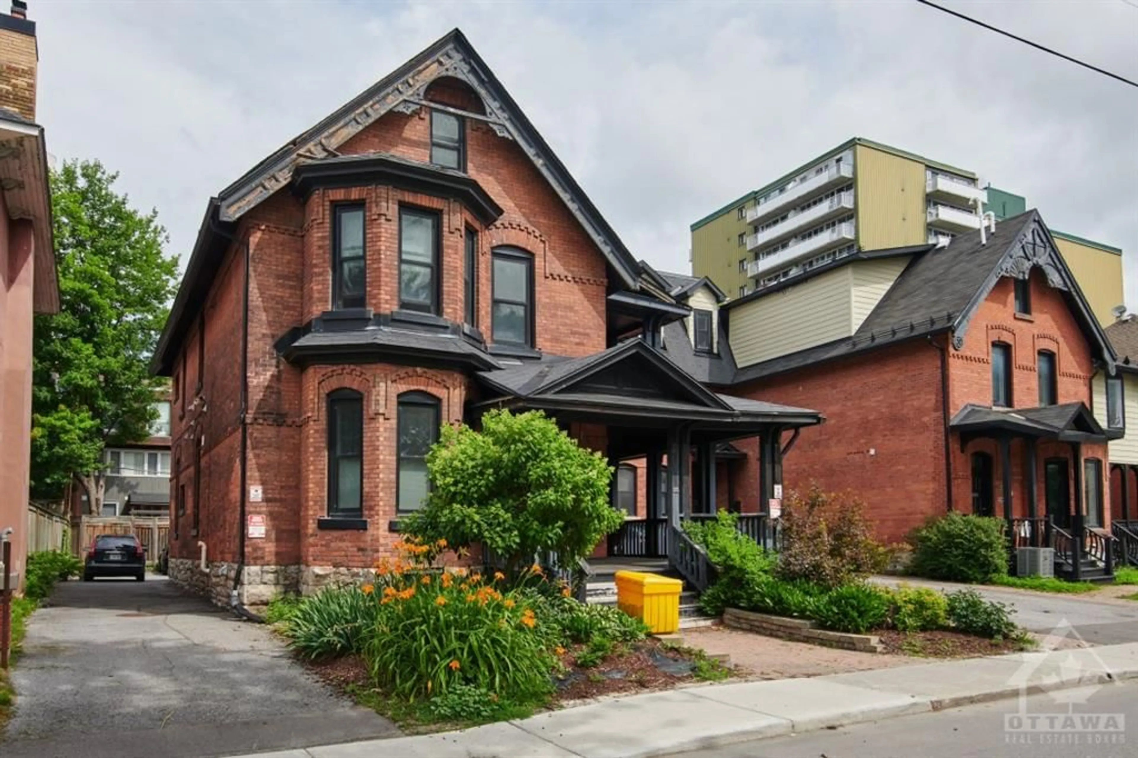 Home with brick exterior material for 275 MCLEOD St #2, Ottawa Ontario K2P 1A1
