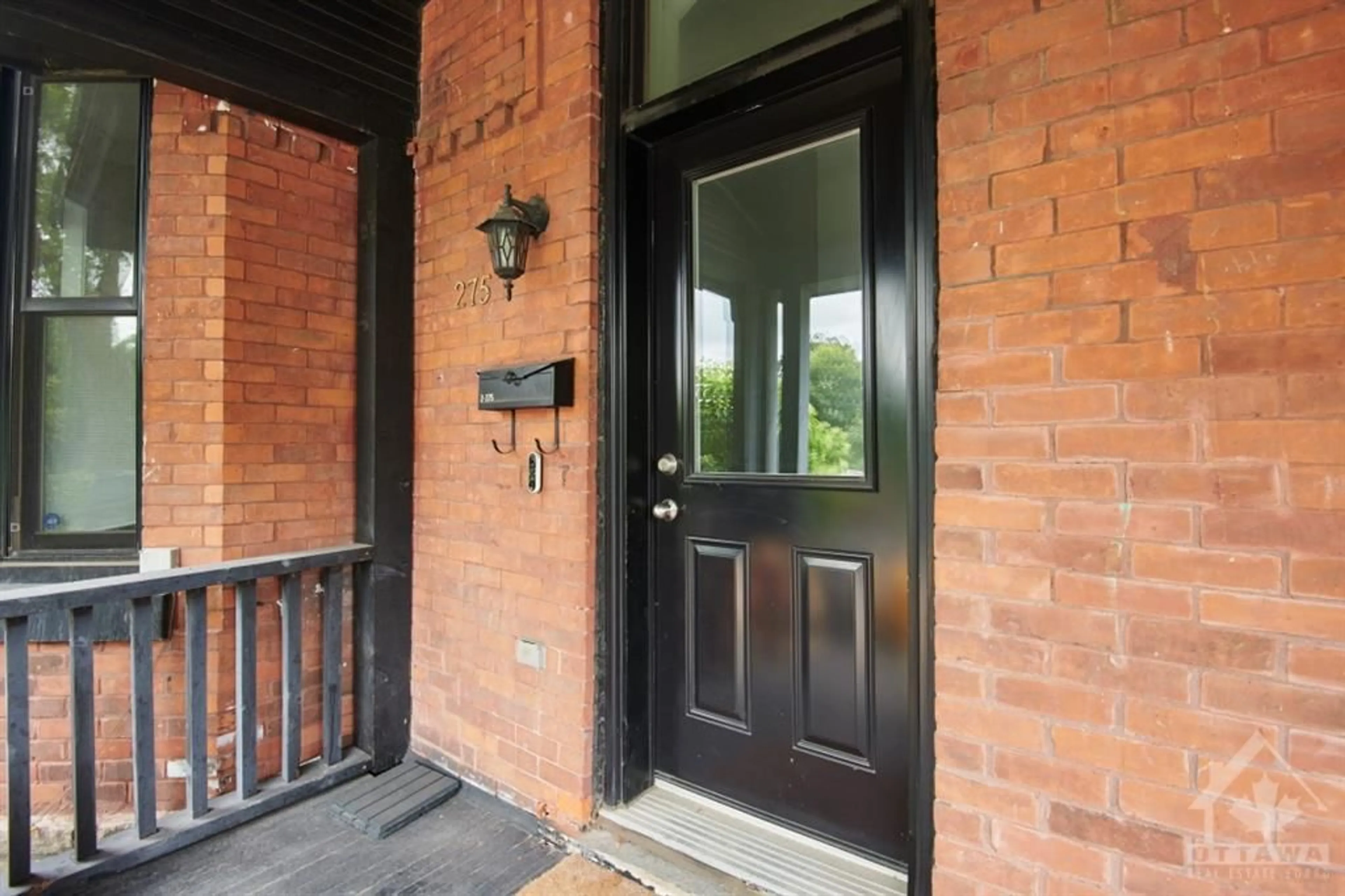 Indoor entryway for 275 MCLEOD St #2, Ottawa Ontario K2P 1A1