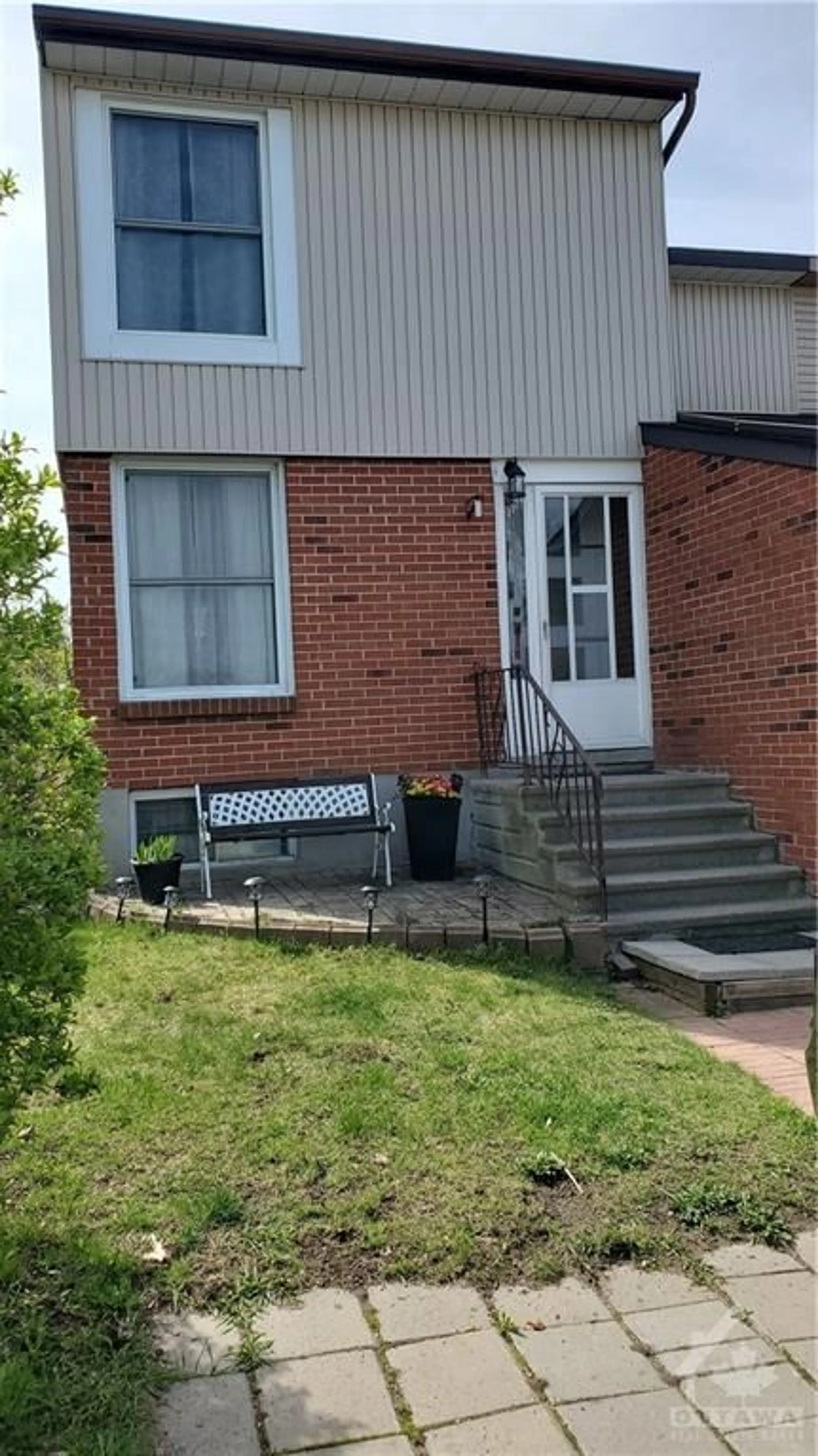 A pic from exterior of the house or condo for 1124 ALENMEDE Cres, Ottawa Ontario K2B 8H3