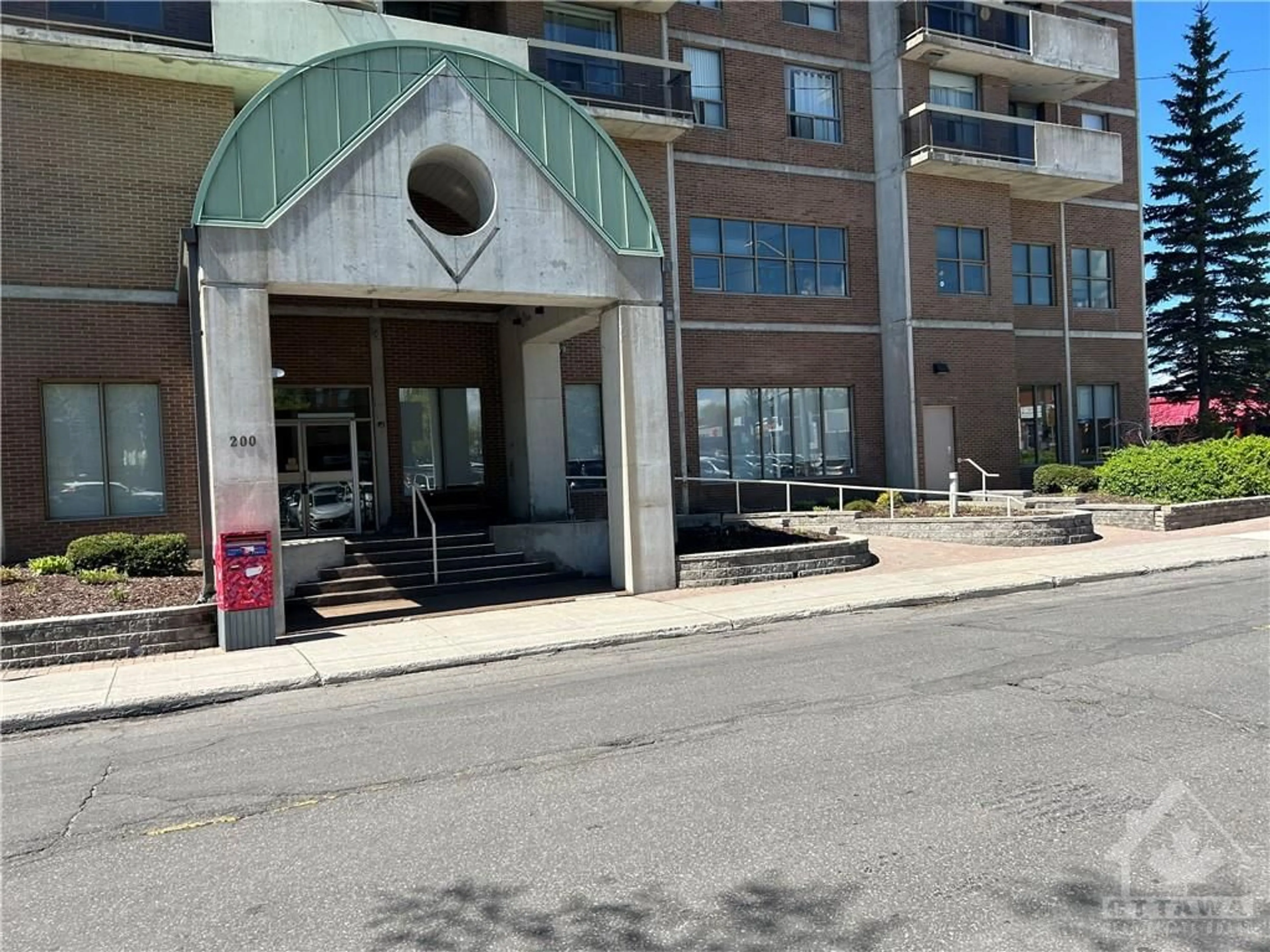 A pic from exterior of the house or condo for 200 LAFONTAINE Ave #405, Ottawa Ontario K1L 8K8