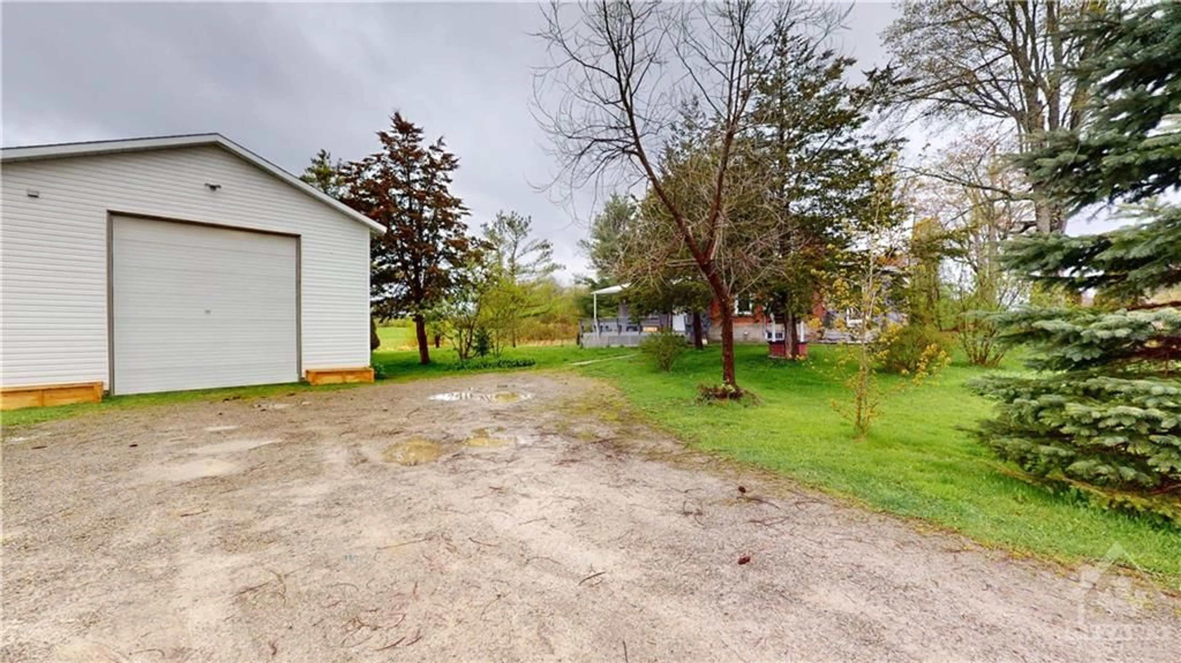 Fenced yard for 1423 COUNTY ROAD 2 Rd, Mallorytown Ontario K0E 1R0