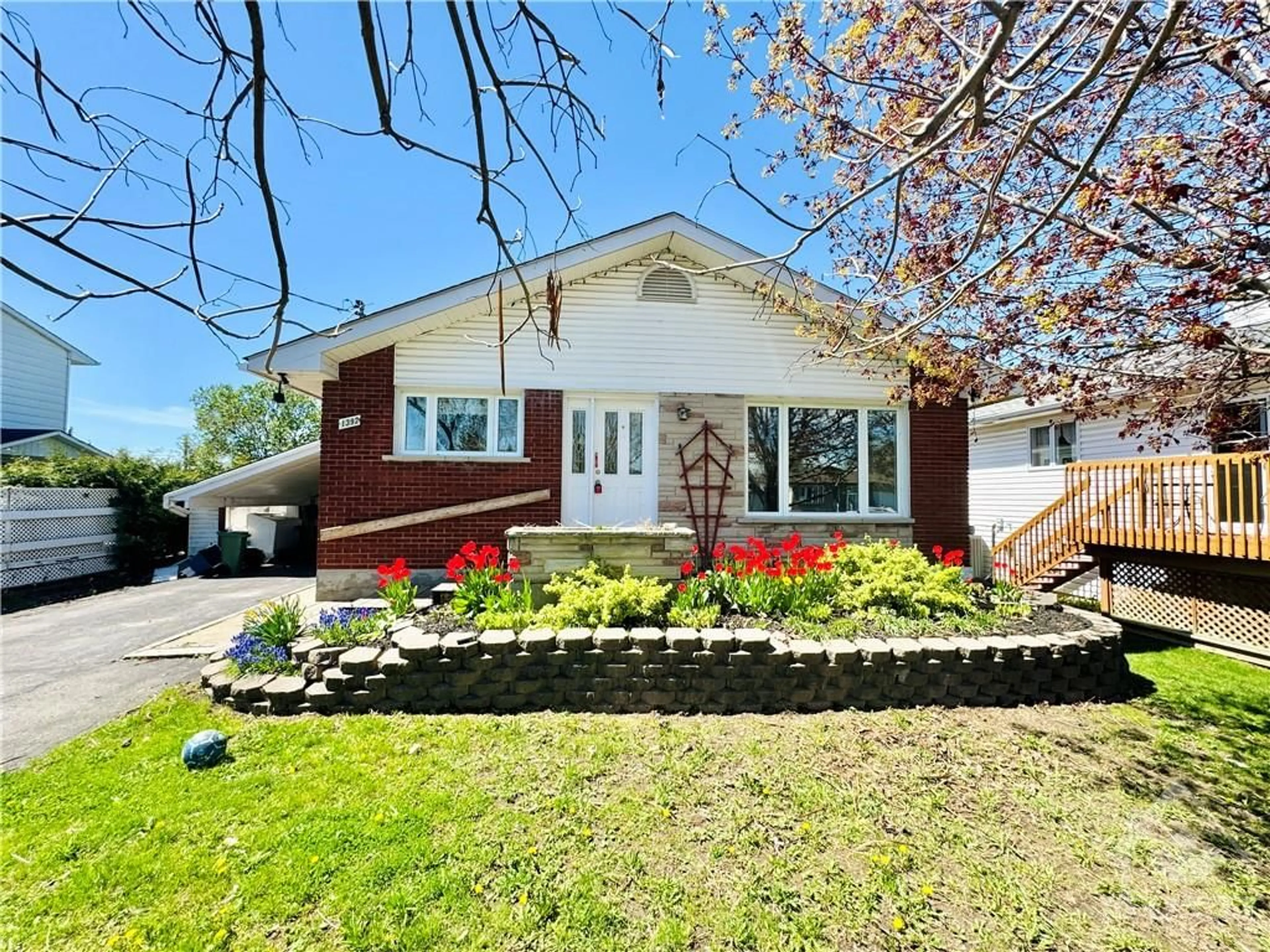 Frontside or backside of a home for 1392 AURELE St, Ottawa Ontario K1B 3L3