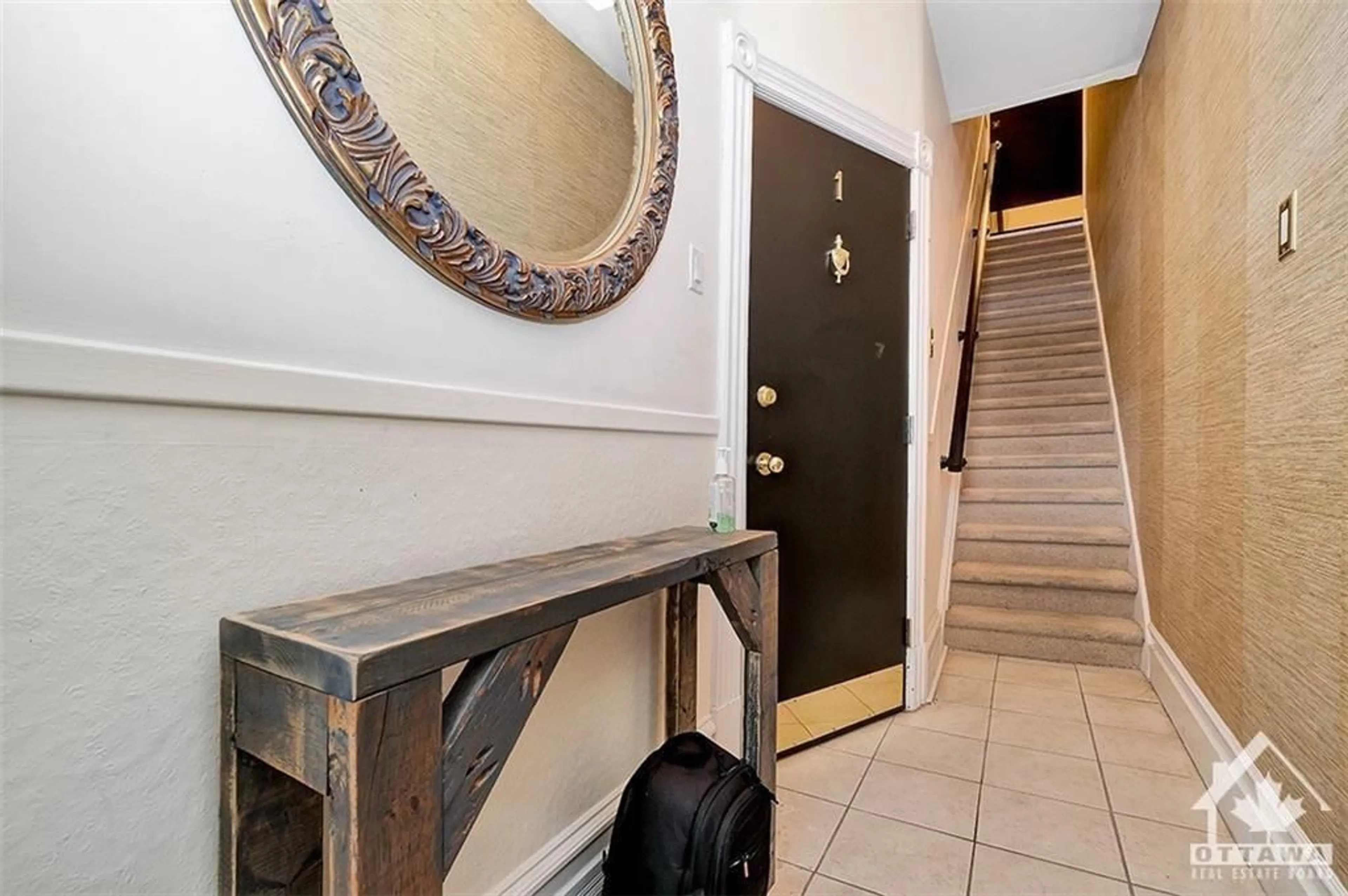 Indoor foyer for 104 KING EDWARD Ave, Ottawa Ontario K1N 7K8