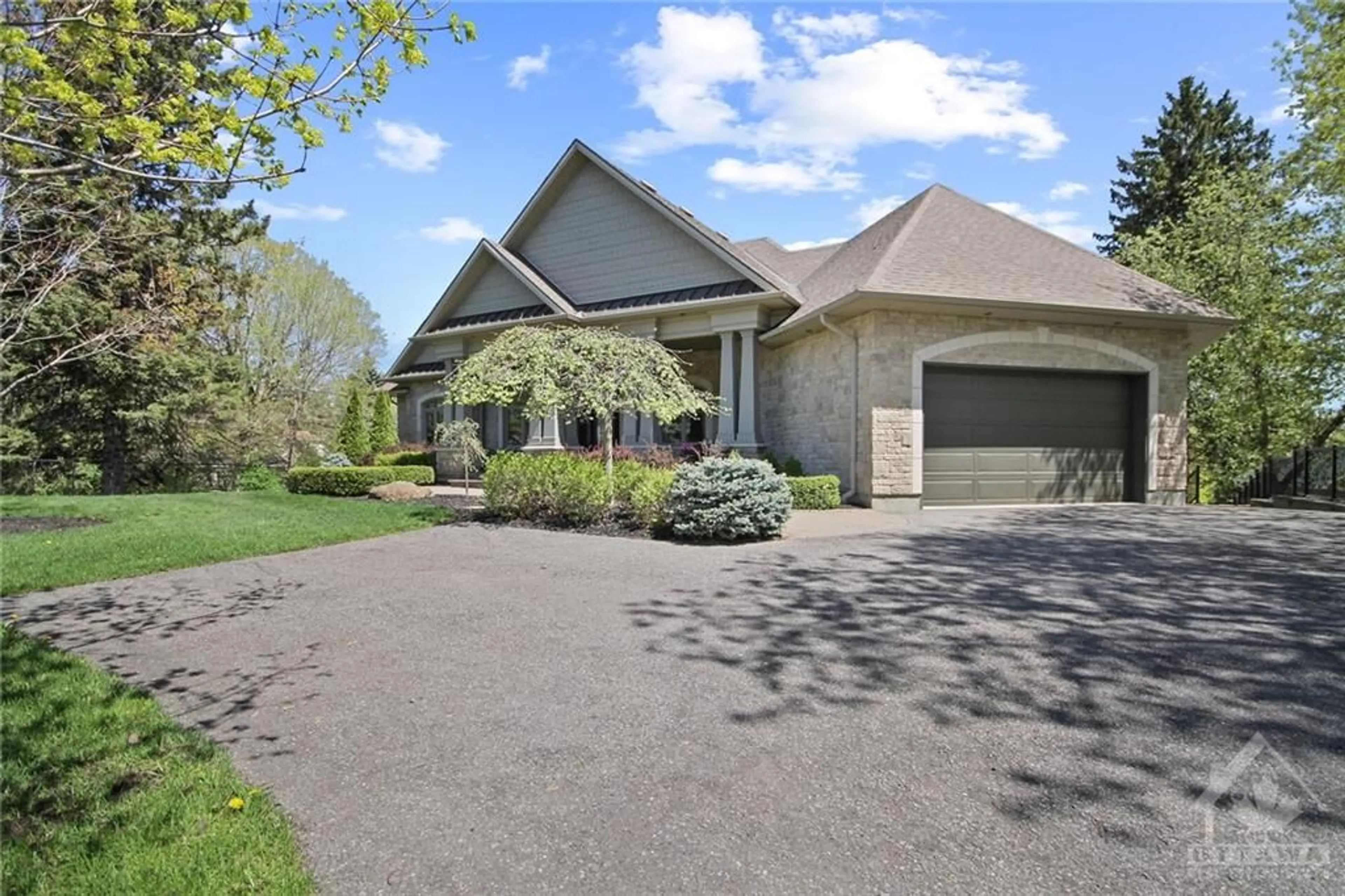 Frontside or backside of a home for 5591 MANOTICK MAIN St, Manotick Ontario K4M 1A4