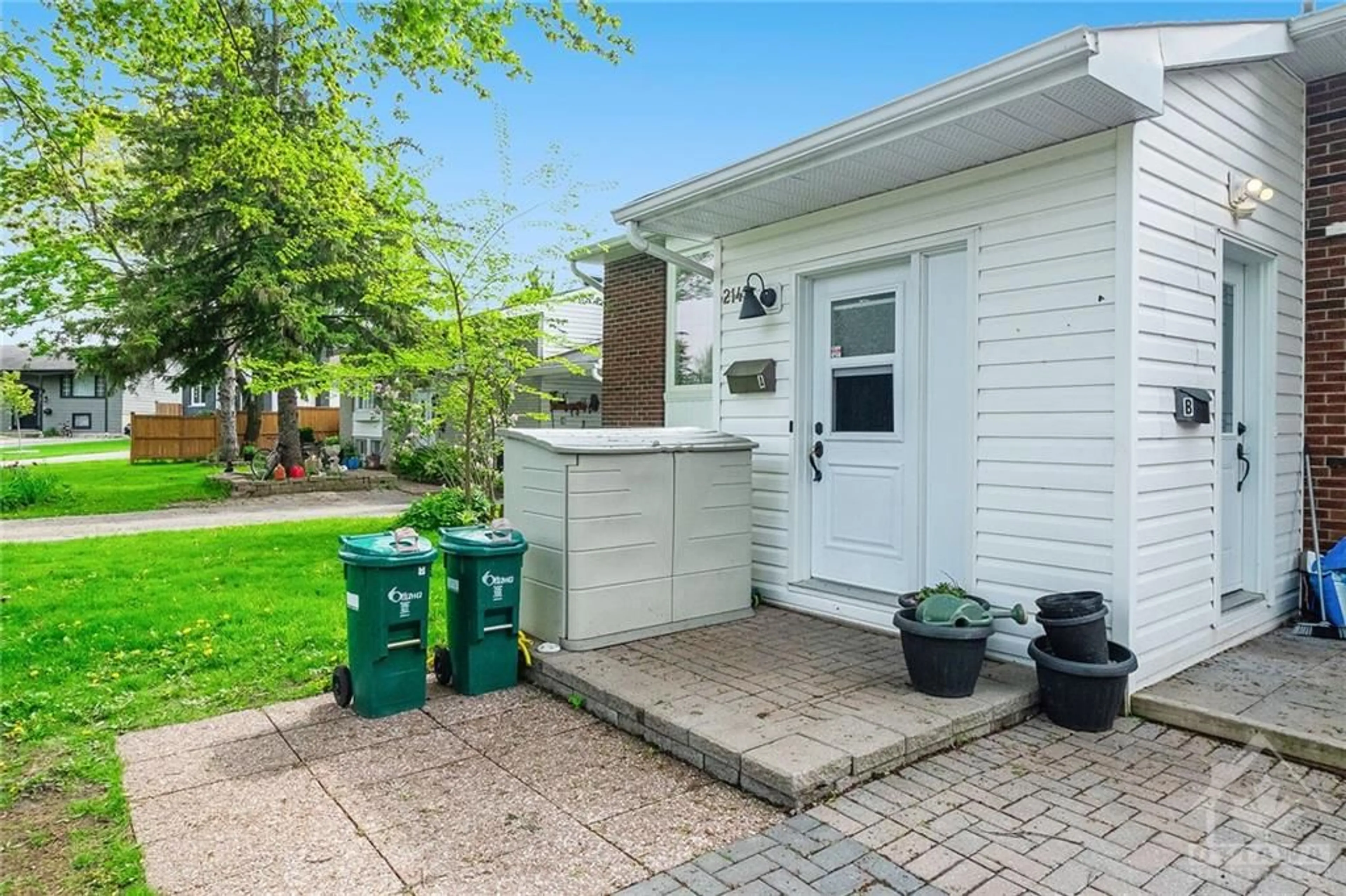 Patio for 2142 MONSON Ave, Ottawa Ontario K1J 6A8