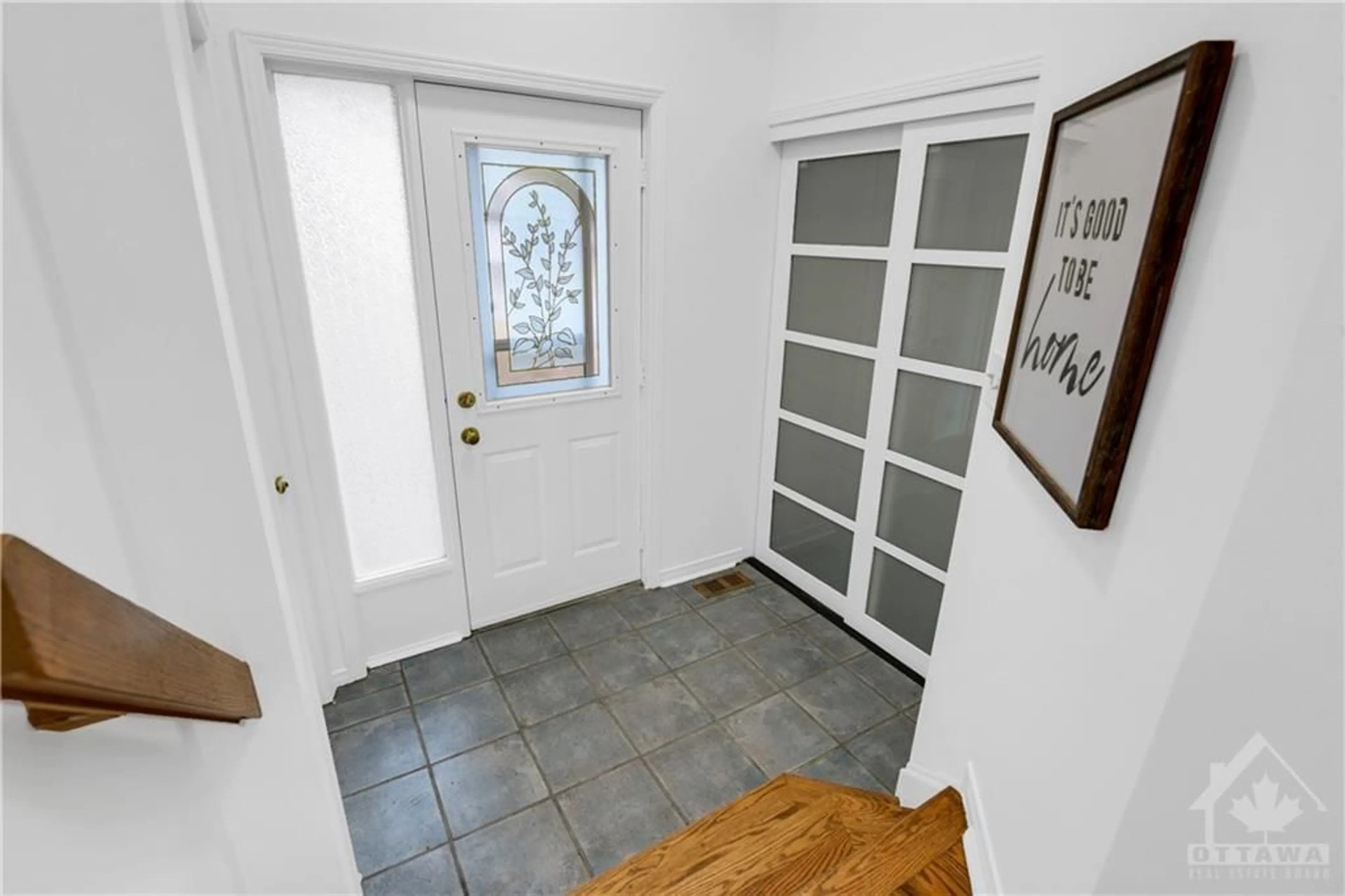 Indoor entryway for 1551 BRIARFIELD Cres, Ottawa Ontario K4A 1Z9