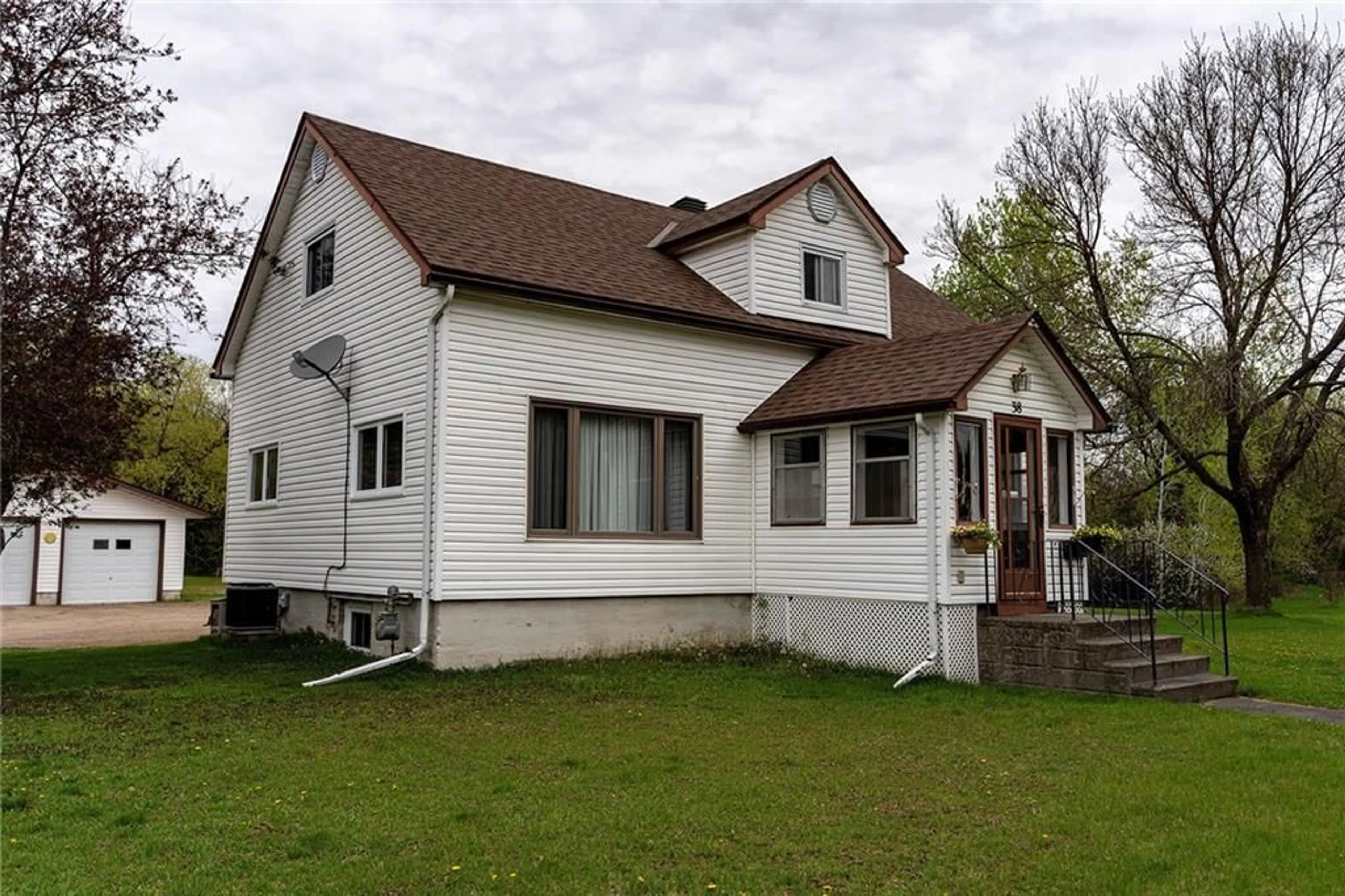 Frontside or backside of a home for 38 MAIN St, Chalk River Ontario K0J 1J0