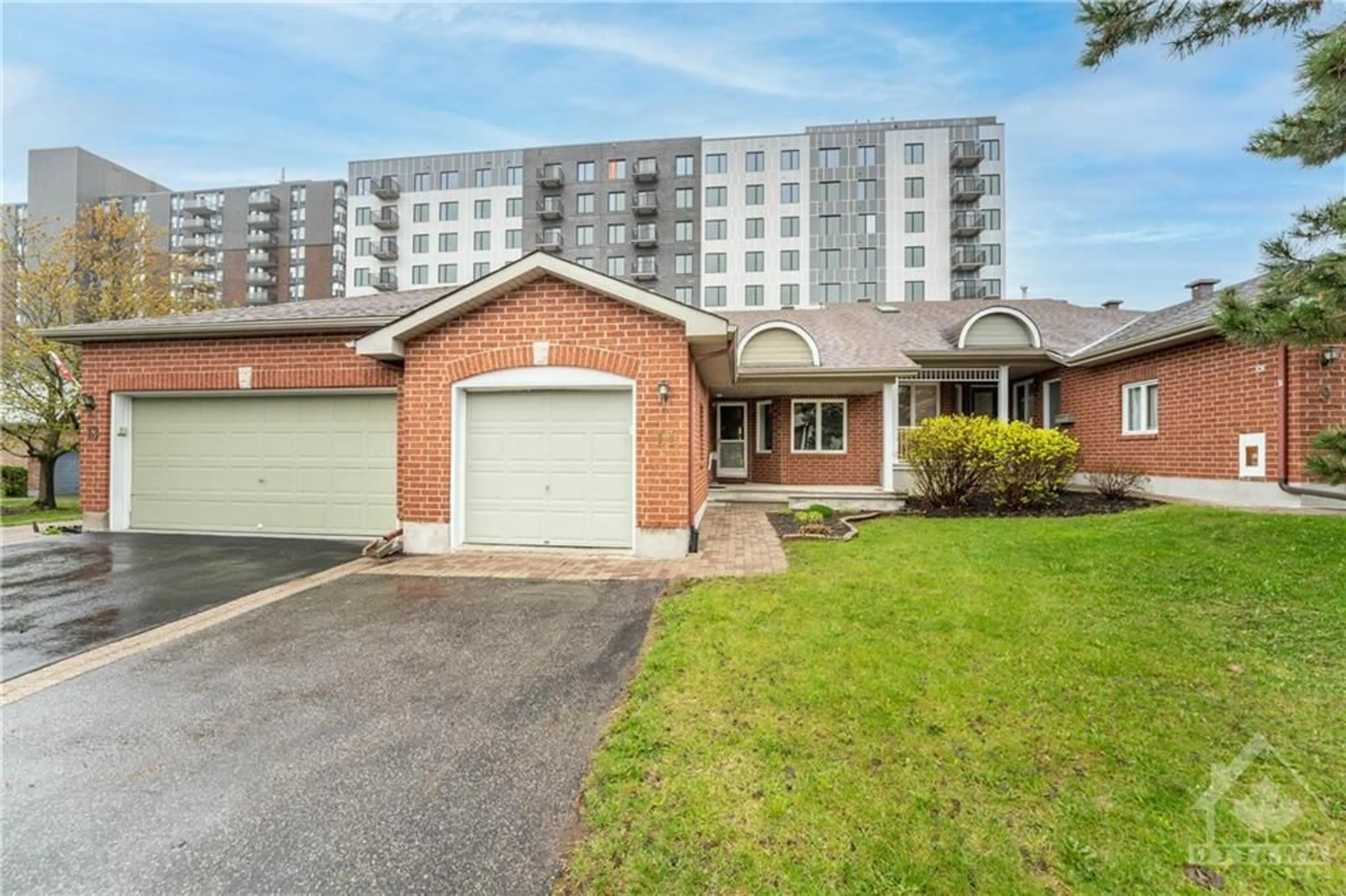 A pic from exterior of the house or condo for 11 ROSEGLEN Pvt, Ottawa Ontario K1H 1B5