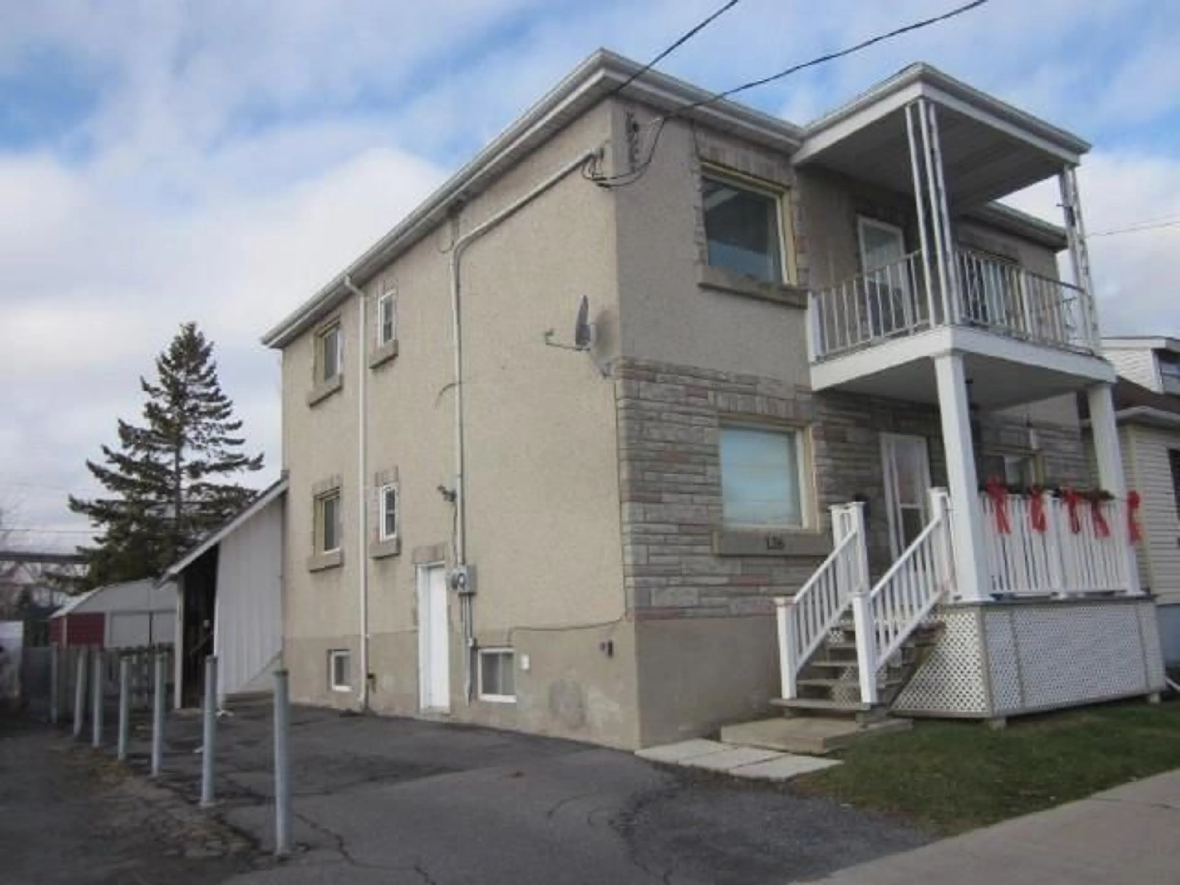 A pic from exterior of the house or condo for 126,126A CUMBERLAND St, Cornwall Ontario K6J 4H5