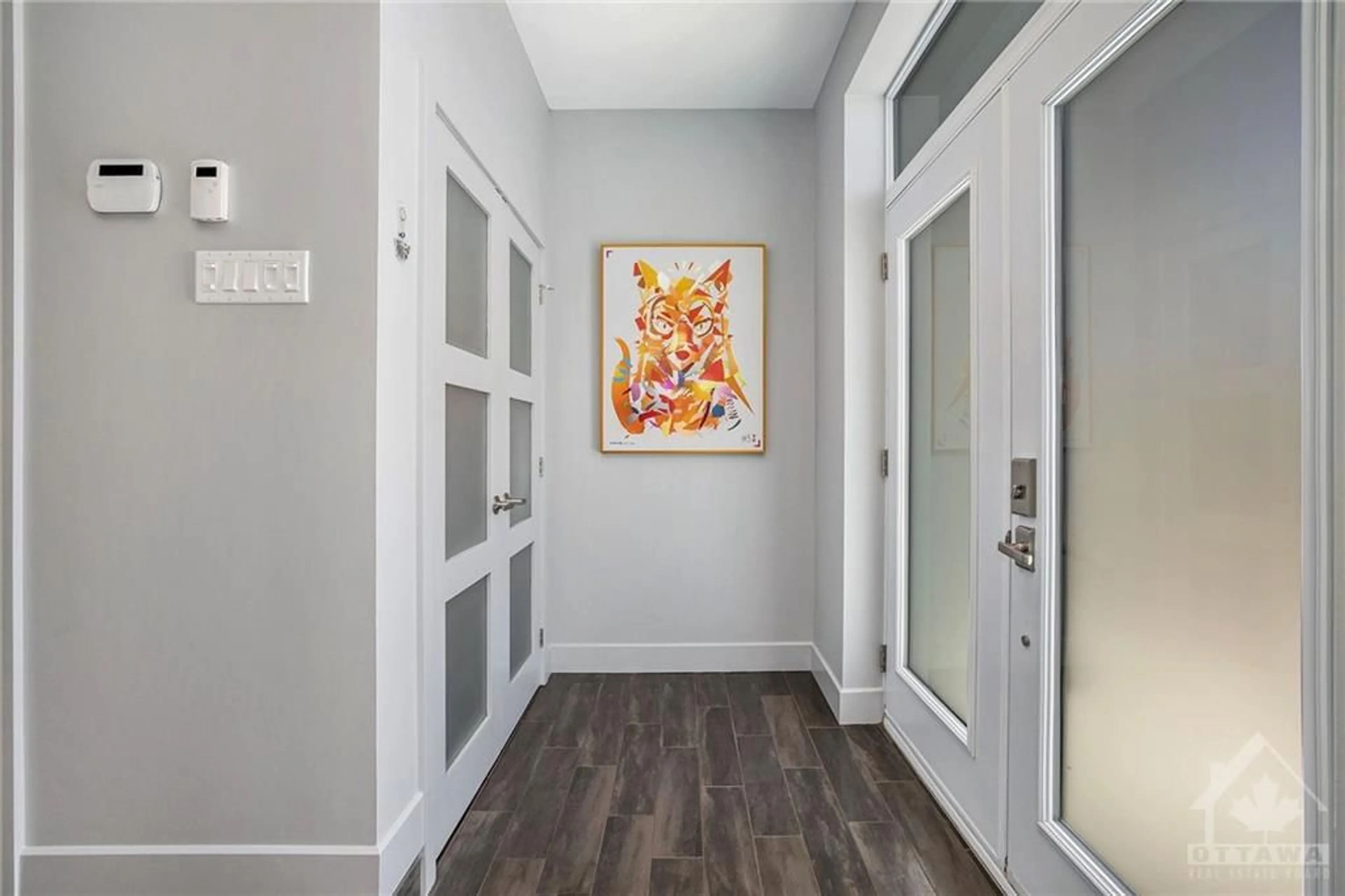 Indoor entryway for 129 WESLEY Ave, Ottawa Ontario K1Z 6Z7