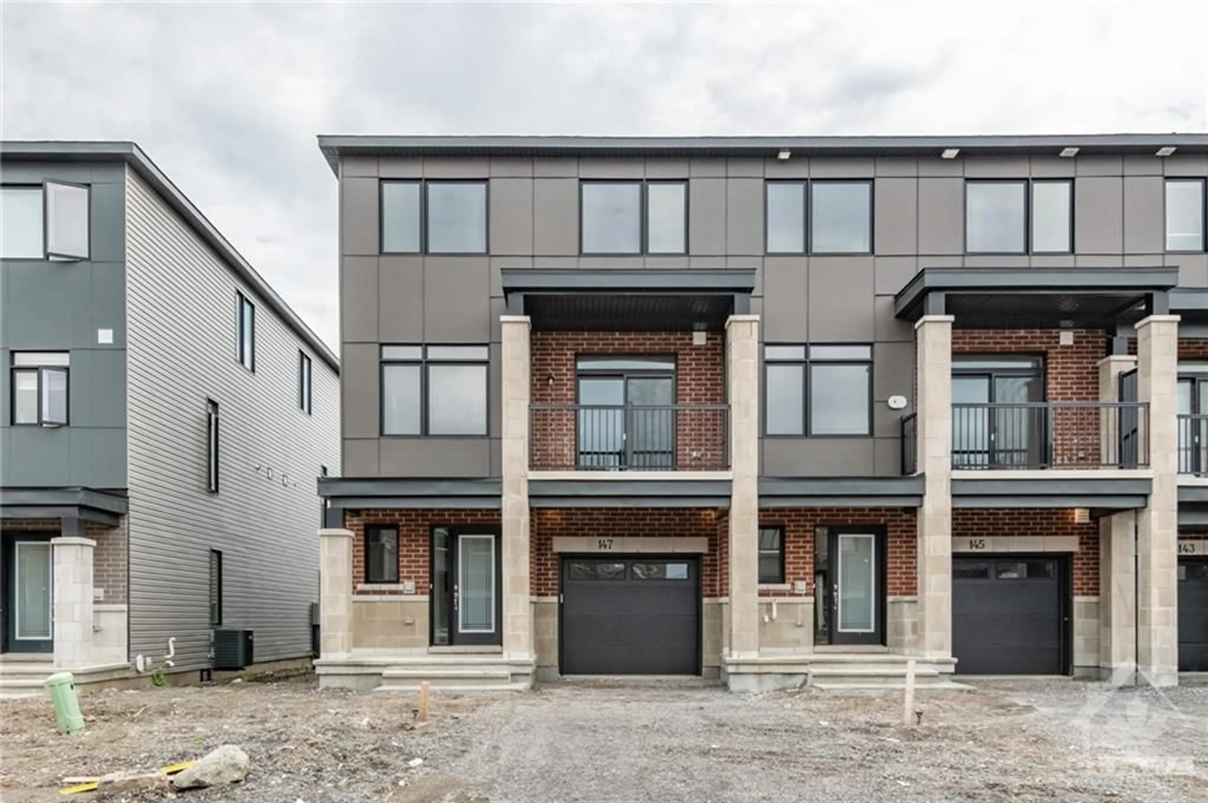 A pic from exterior of the house or condo for 147 LEMON LEAF Lane, Ottawa Ontario K1T 0X5