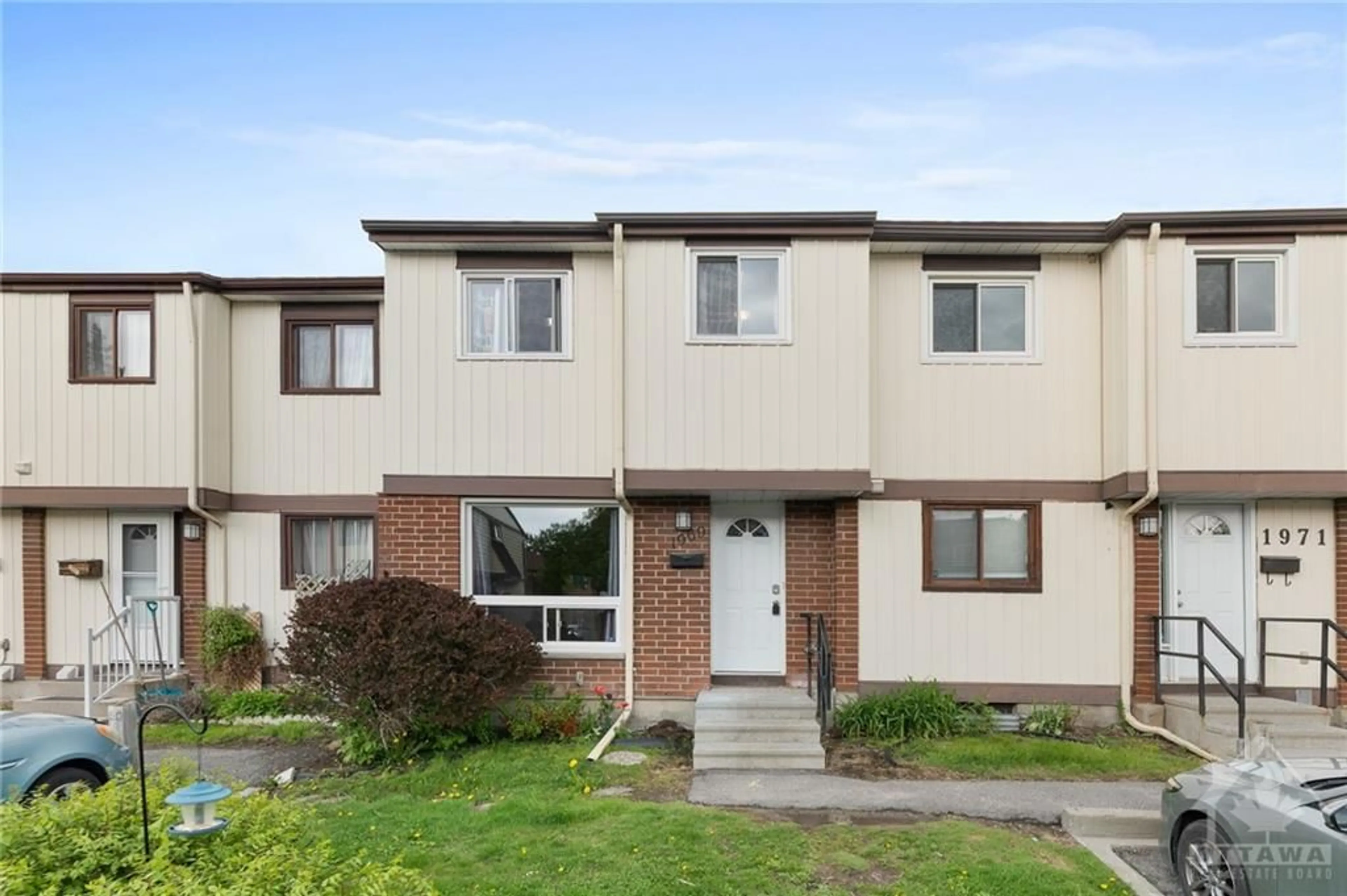 A pic from exterior of the house or condo for 1969 KELDEN Cres, Ottawa Ontario K1B 4Y1