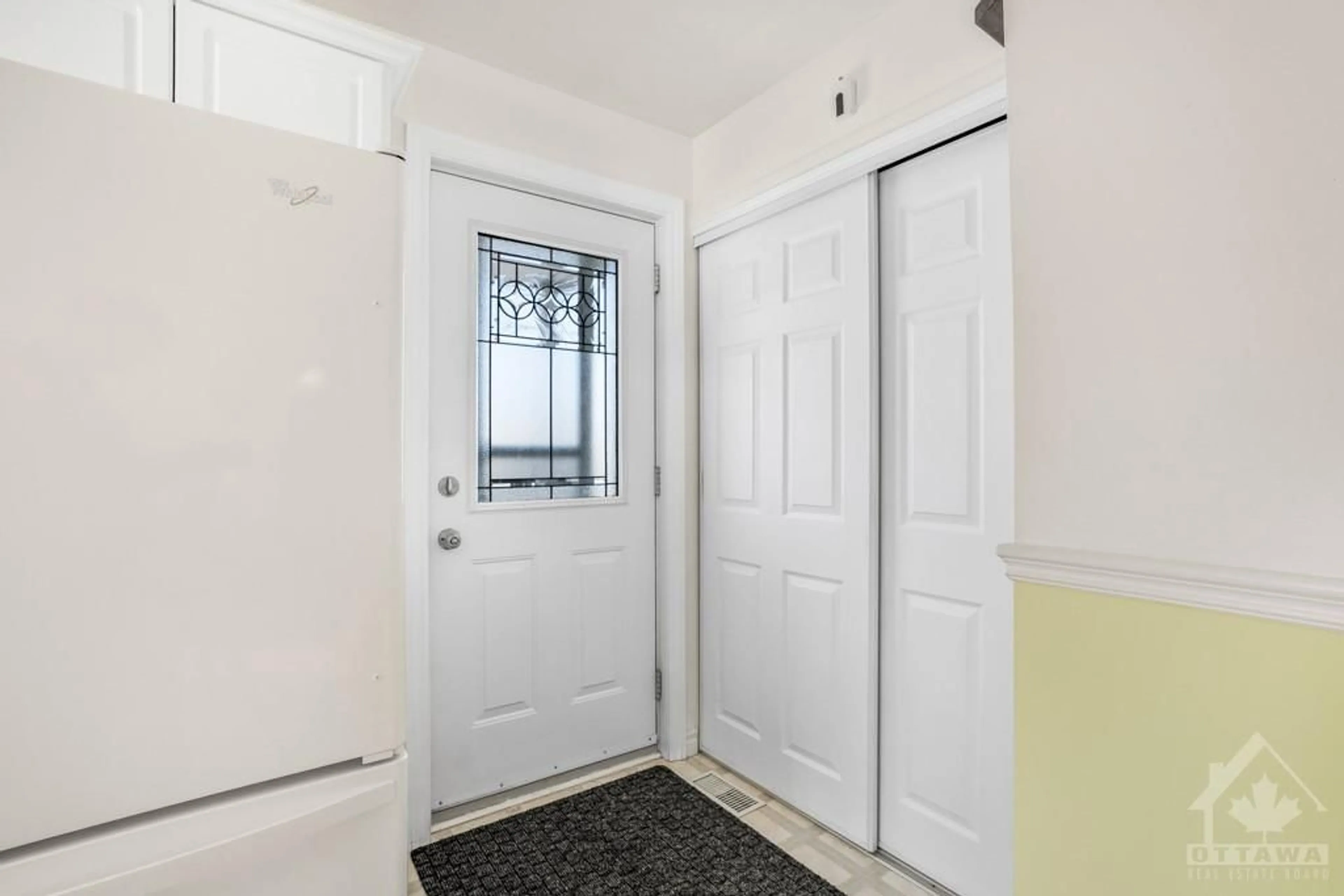 Indoor entryway for 927-931 LAURIER St, Rockland Ontario K4K 0L5