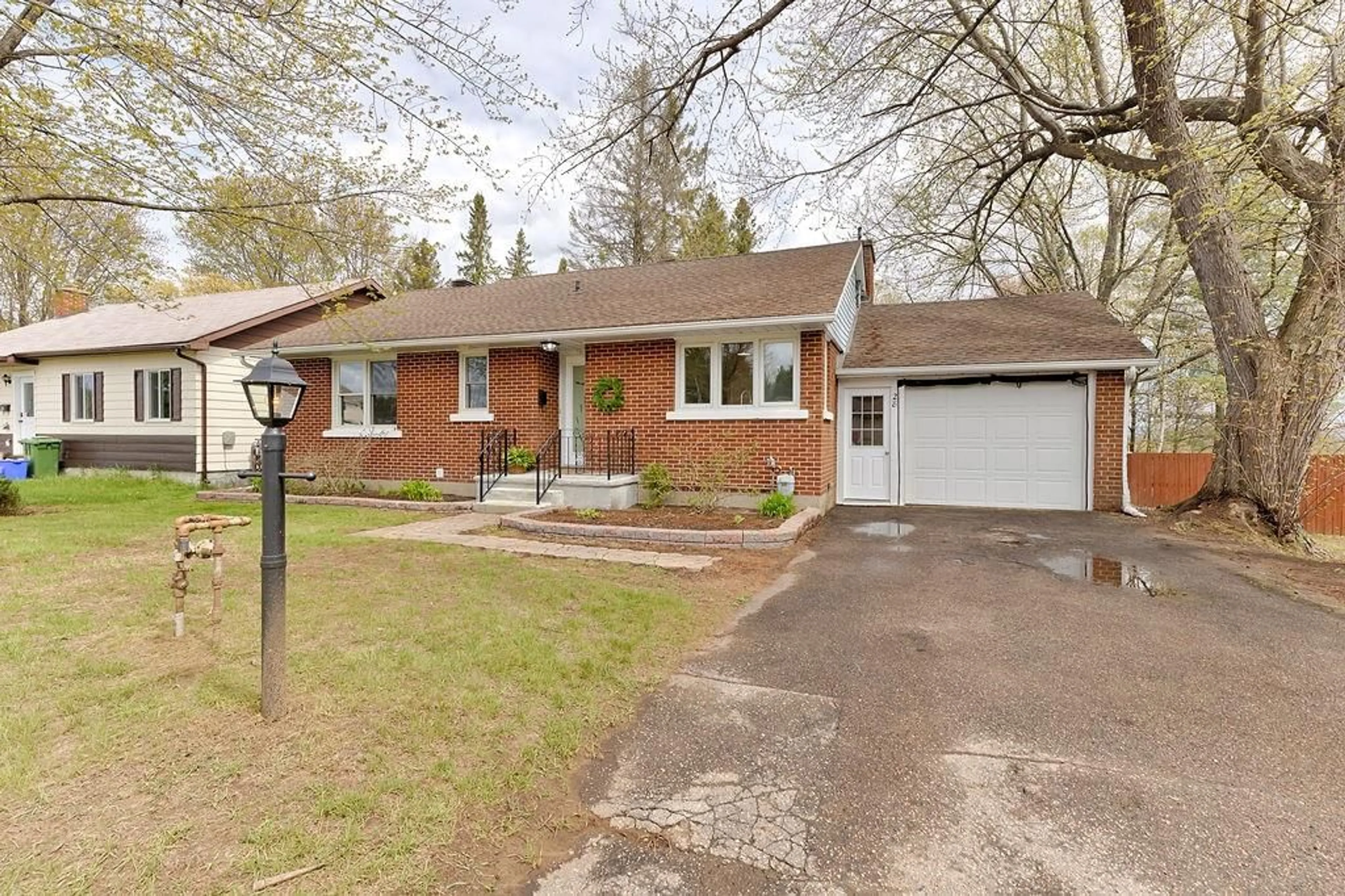 Frontside or backside of a home for 28 SPRINGHILL Cres, Petawawa Ontario K8A 7M4