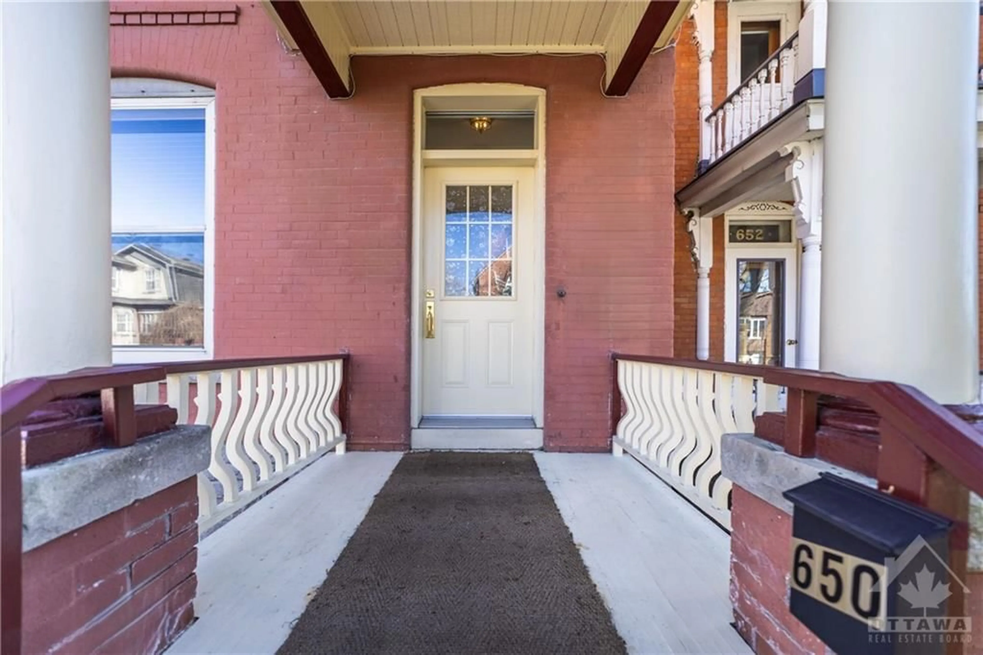 Indoor entryway for 650 GILMOUR St, Ottawa Ontario K1R 5M1