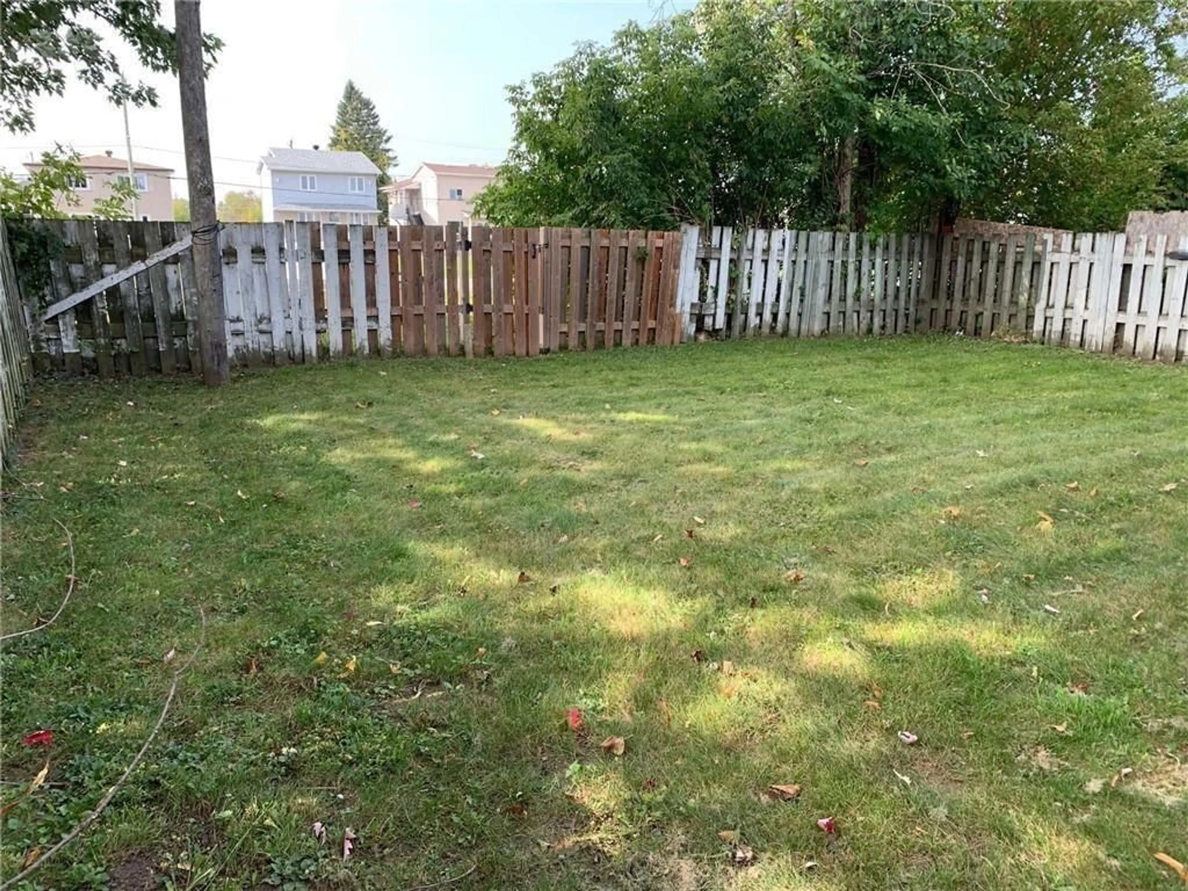 Fenced yard for 140-142 ATLANTIC Ave, Hawkesbury Ontario K6A 1V5