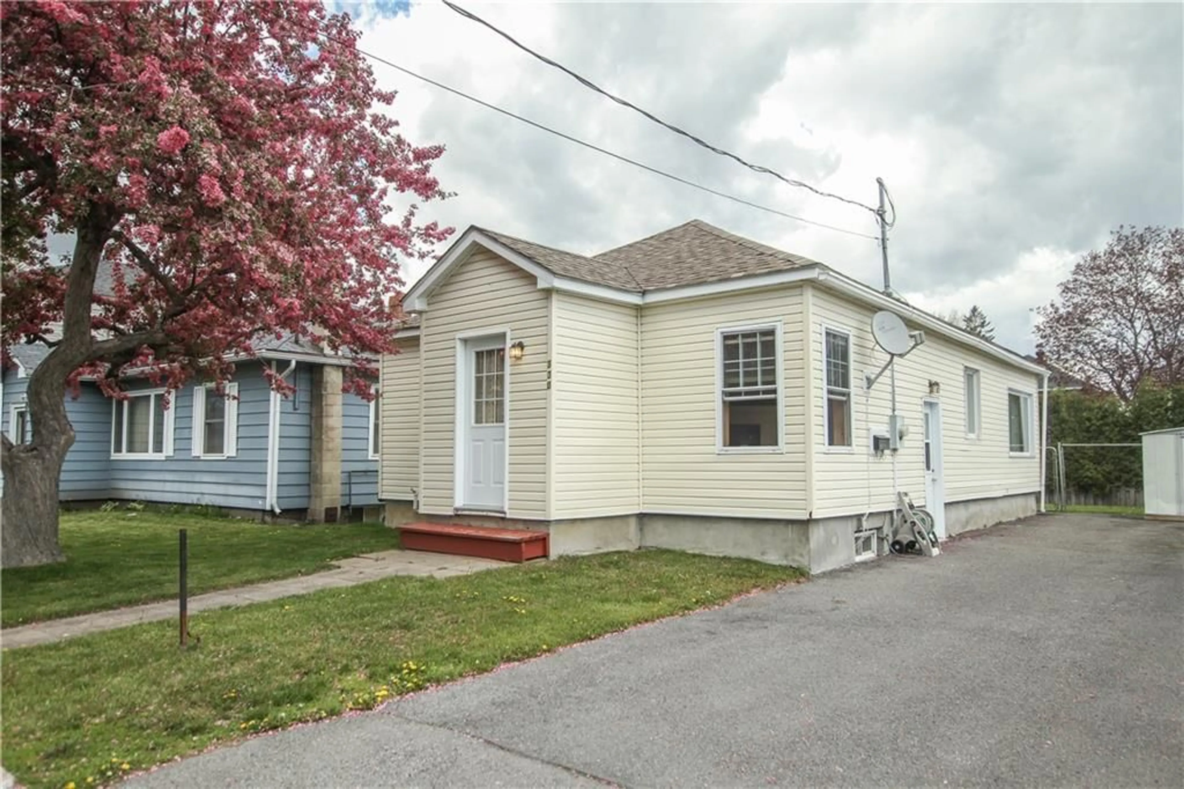 Frontside or backside of a home for 330 MCLEAN Ave, Cornwall Ontario K6J 4L2