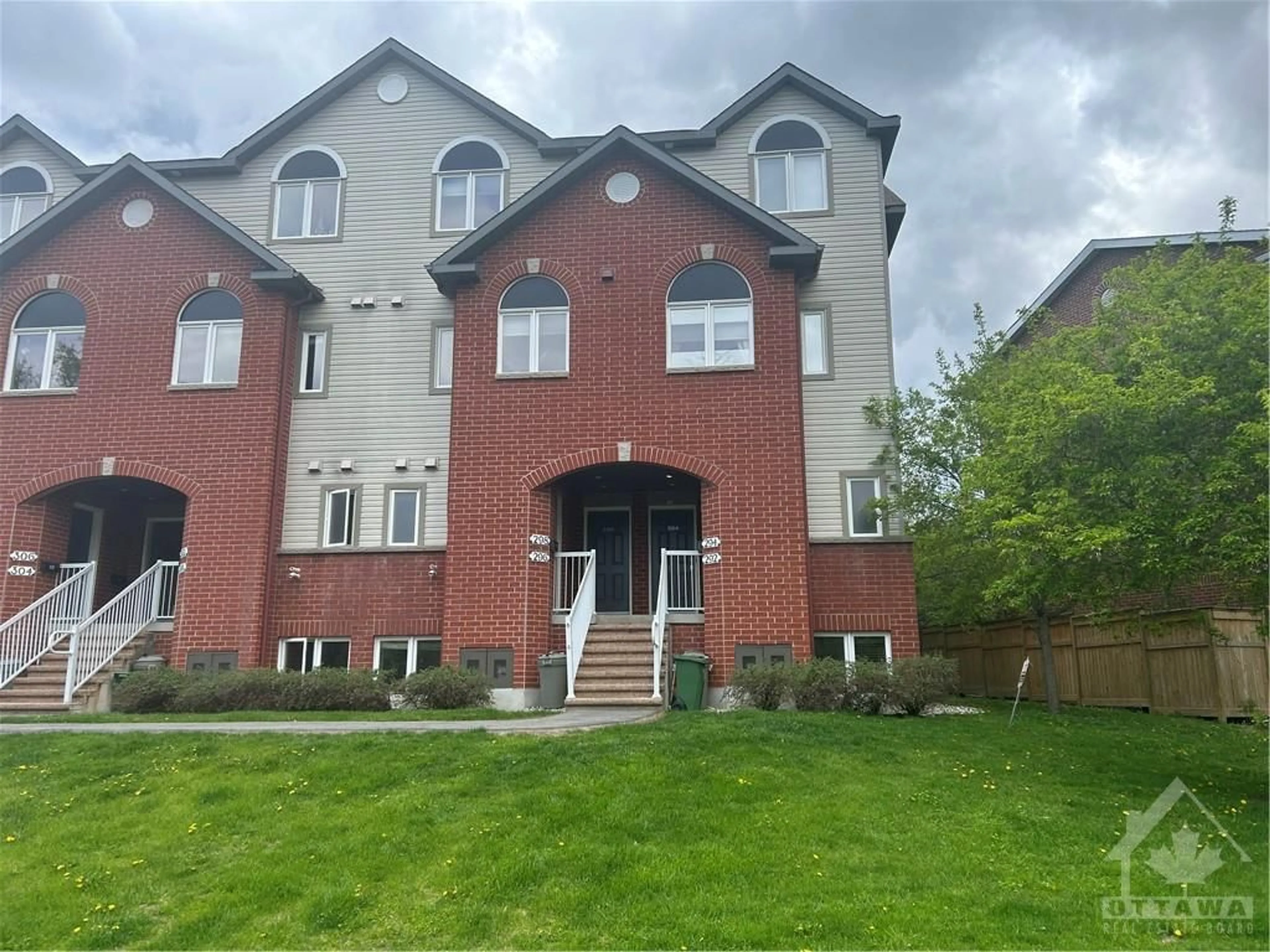 A pic from exterior of the house or condo for 298 LONDON Terr, Ottawa Ontario K1K 2W2