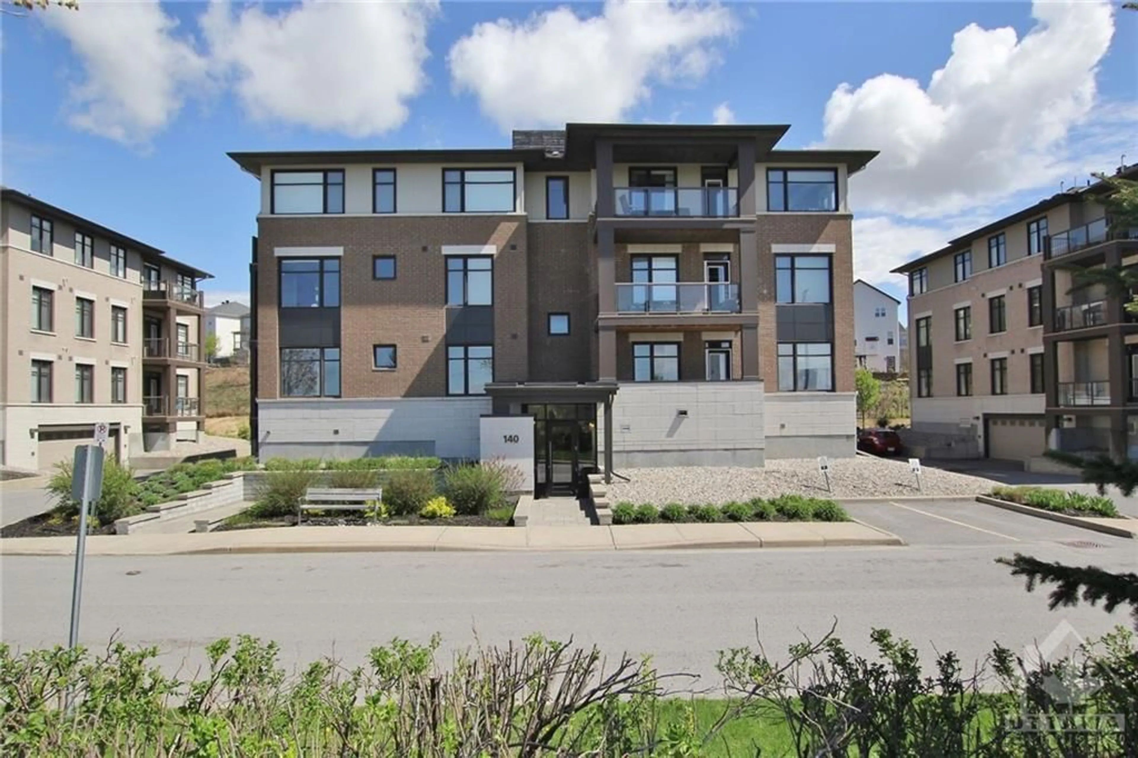 A pic from exterior of the house or condo for 140 GUELPH Pvt #302, Ottawa Ontario K2T 0J2