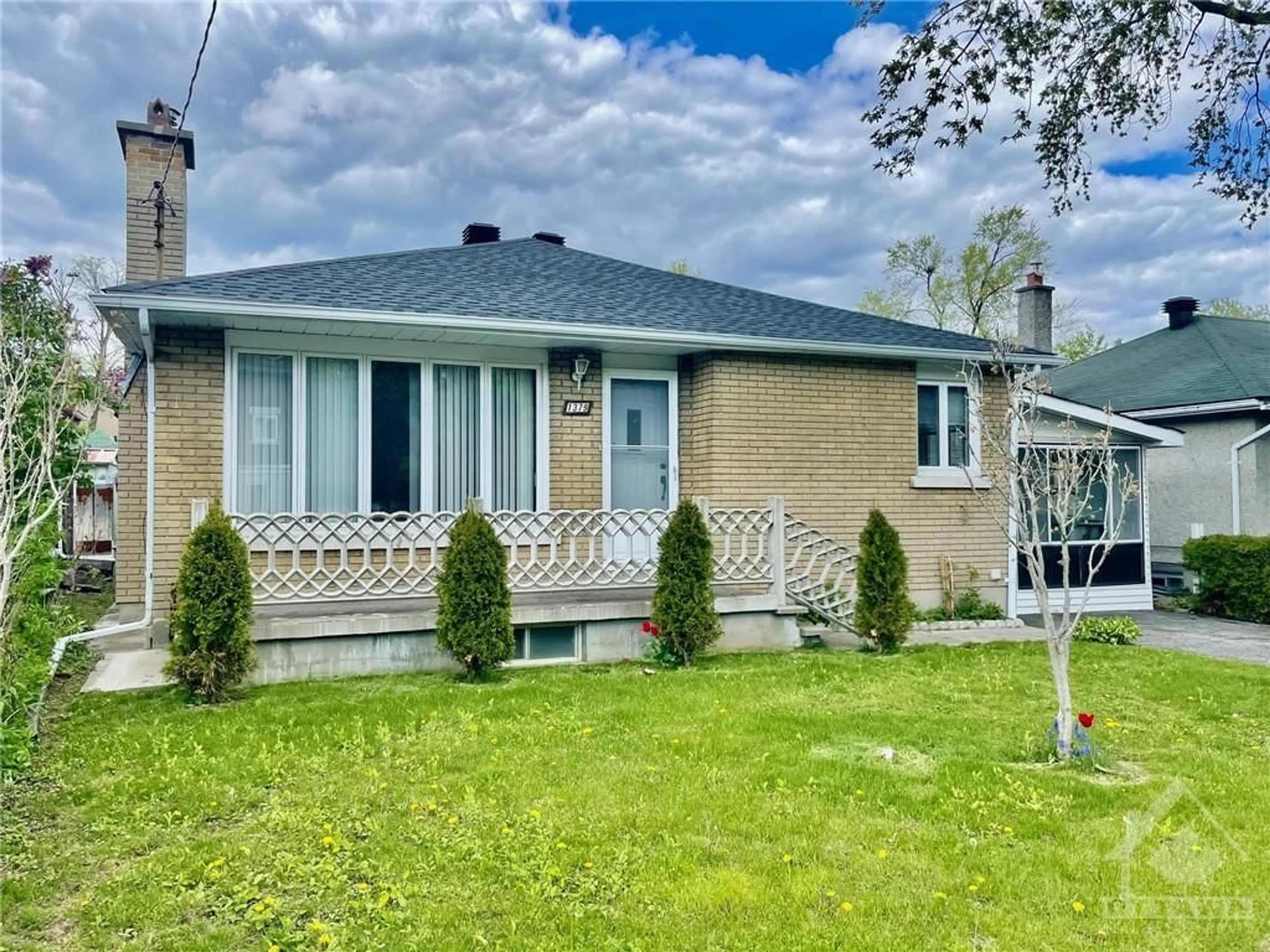 Frontside or backside of a home for 1379 MAYVIEW Ave, Ottawa Ontario K1Z 8H6