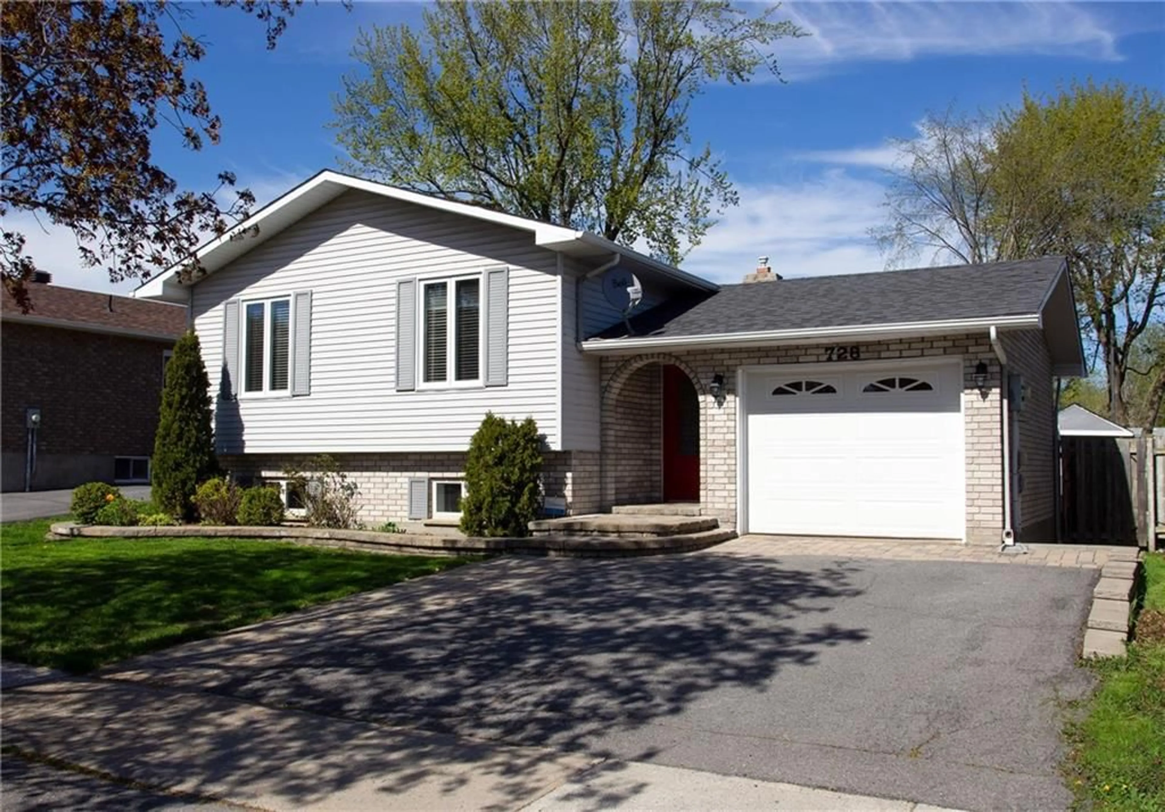 Frontside or backside of a home for 728 CHAMPLAIN Dr, Cornwall Ontario K6H 6S8