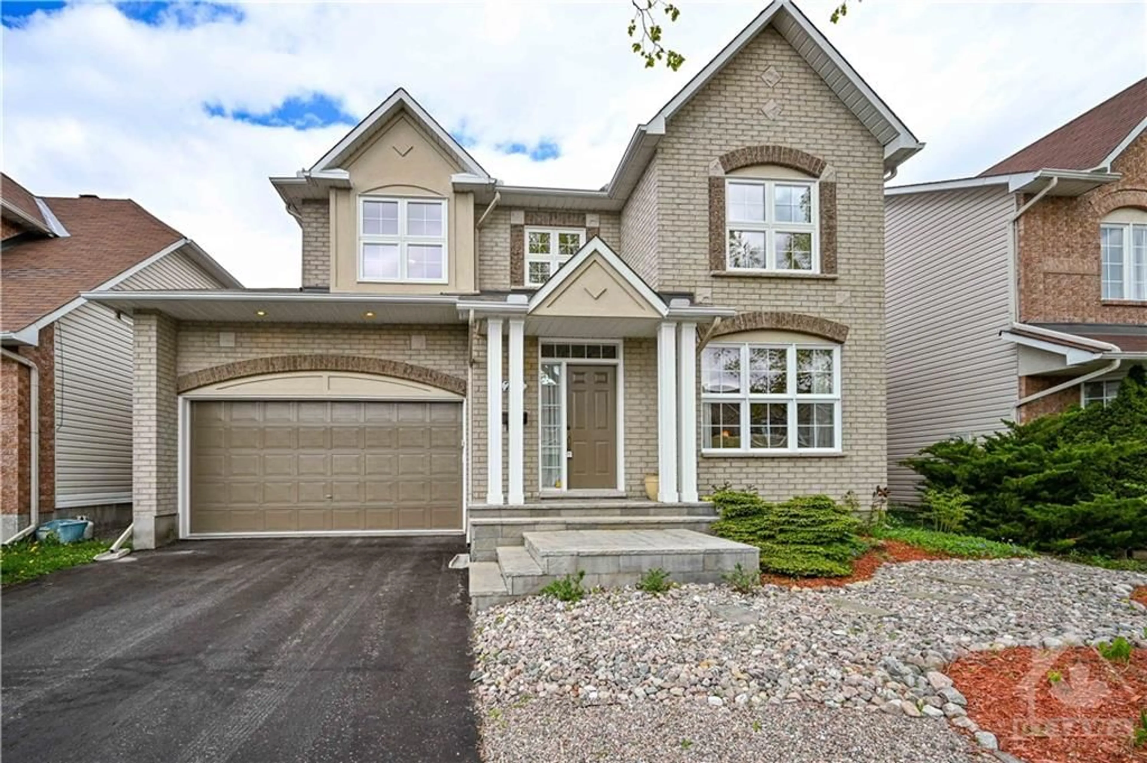 Frontside or backside of a home for 210 ANNAPOLIS Cir, Ottawa Ontario K1V 1Y9