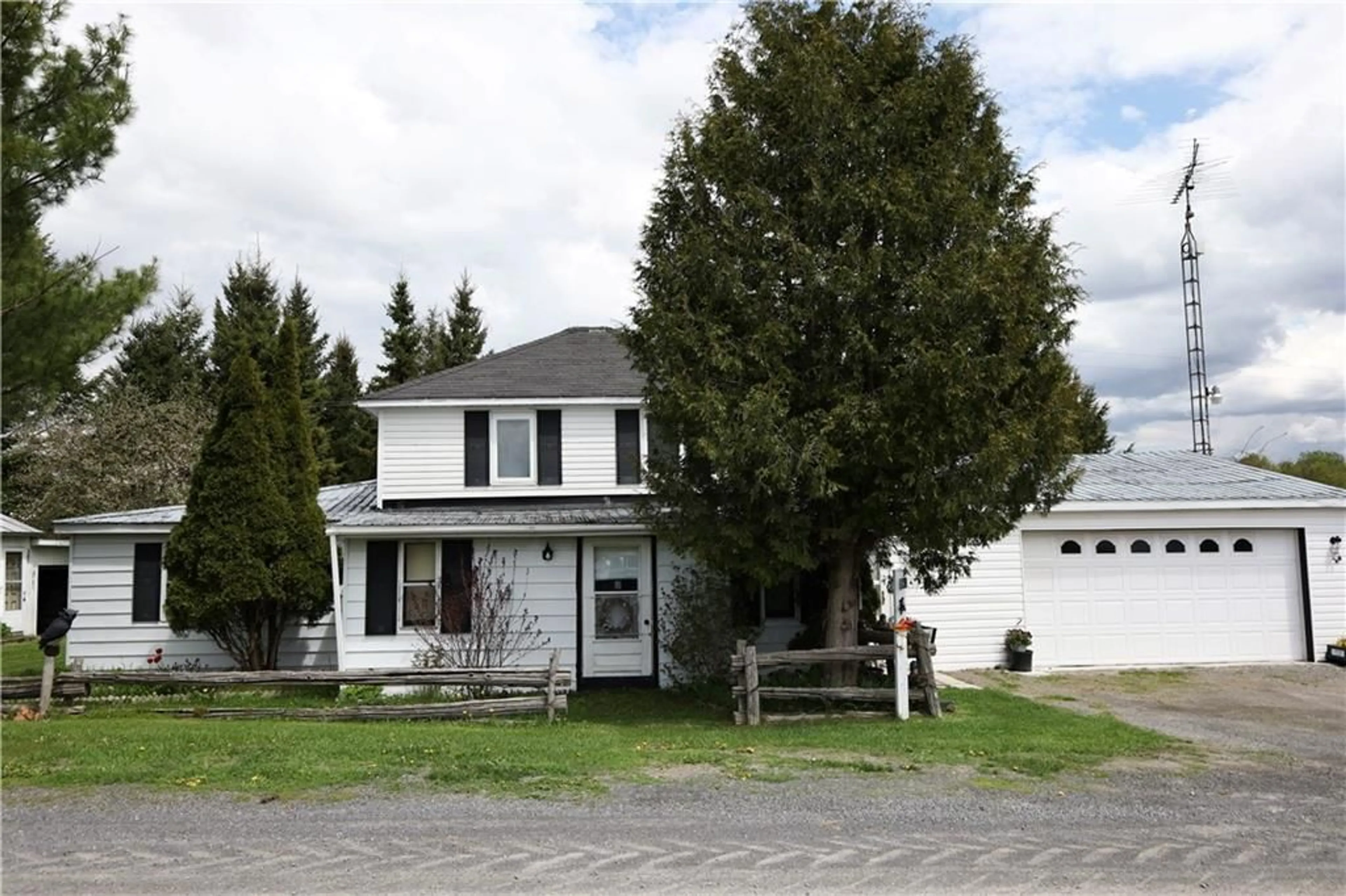 Frontside or backside of a home for 1595 FISKE'S CORNERS Rd, Dunvegan Ontario K0C 1J0