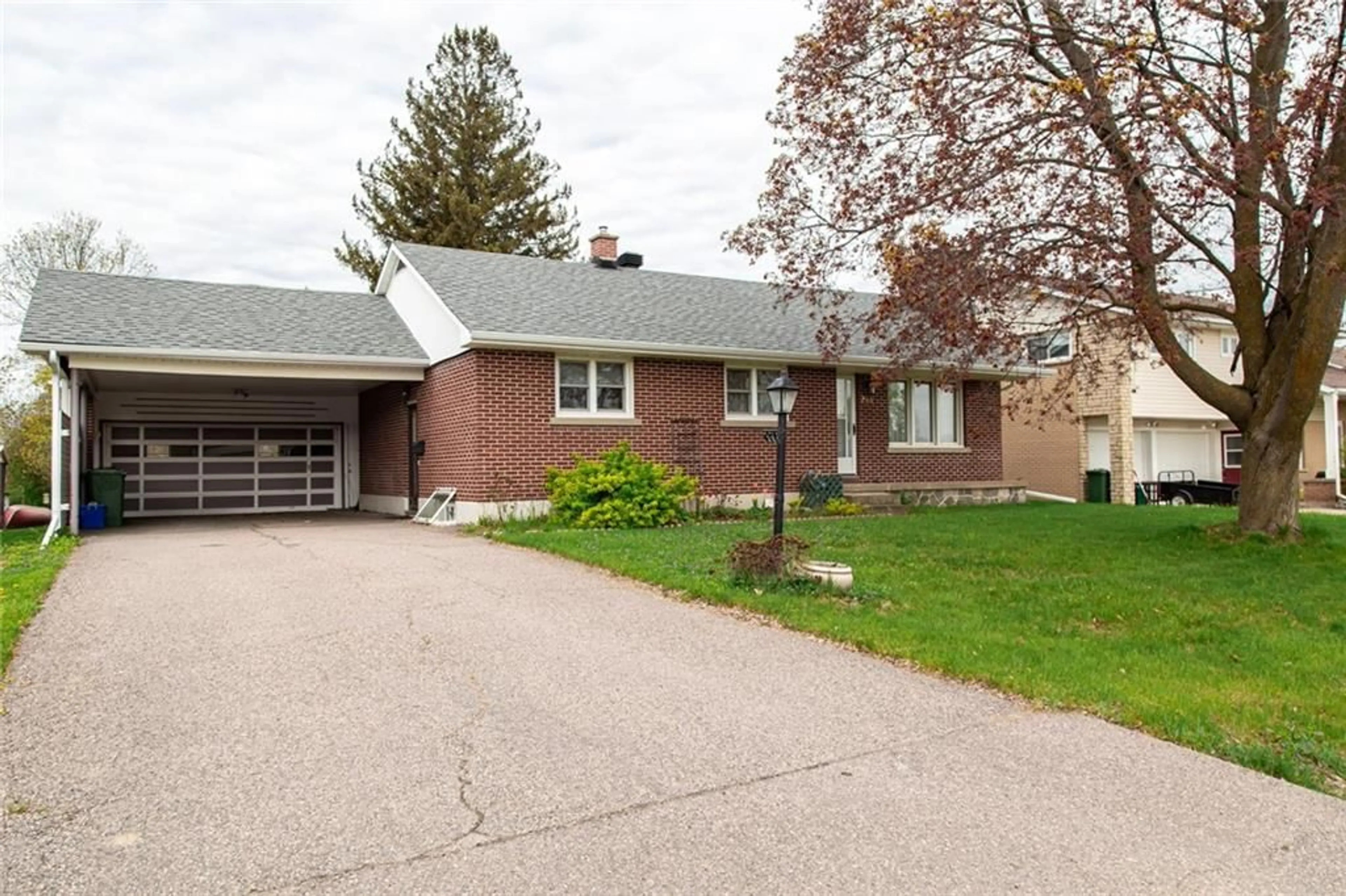 Home with brick exterior material for 284 CLEMOW Ave, Pembroke Ontario K8A 2E4