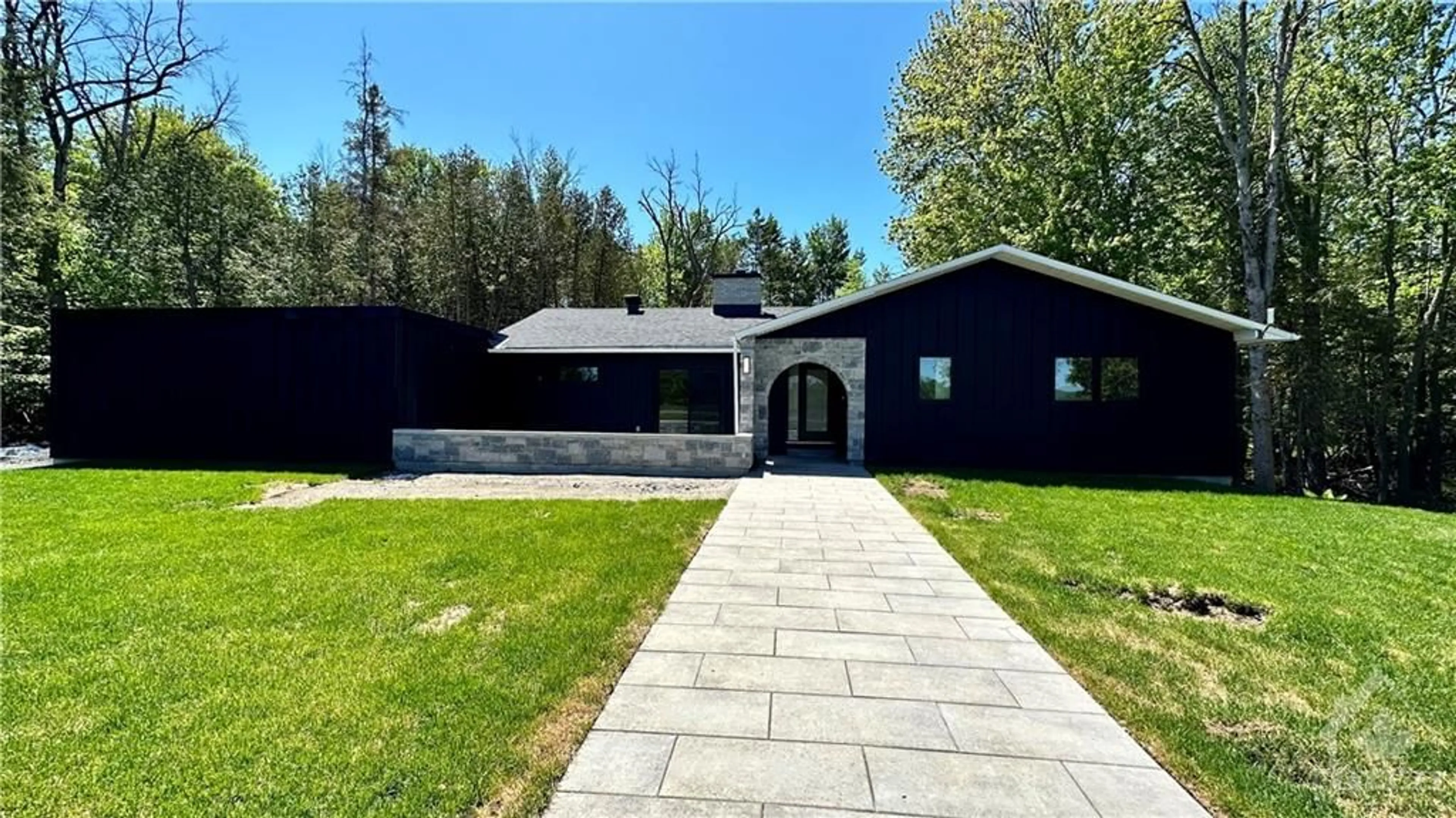 Frontside or backside of a home for 121 WAGON Dr, Dunrobin Ontario K0A 1T0