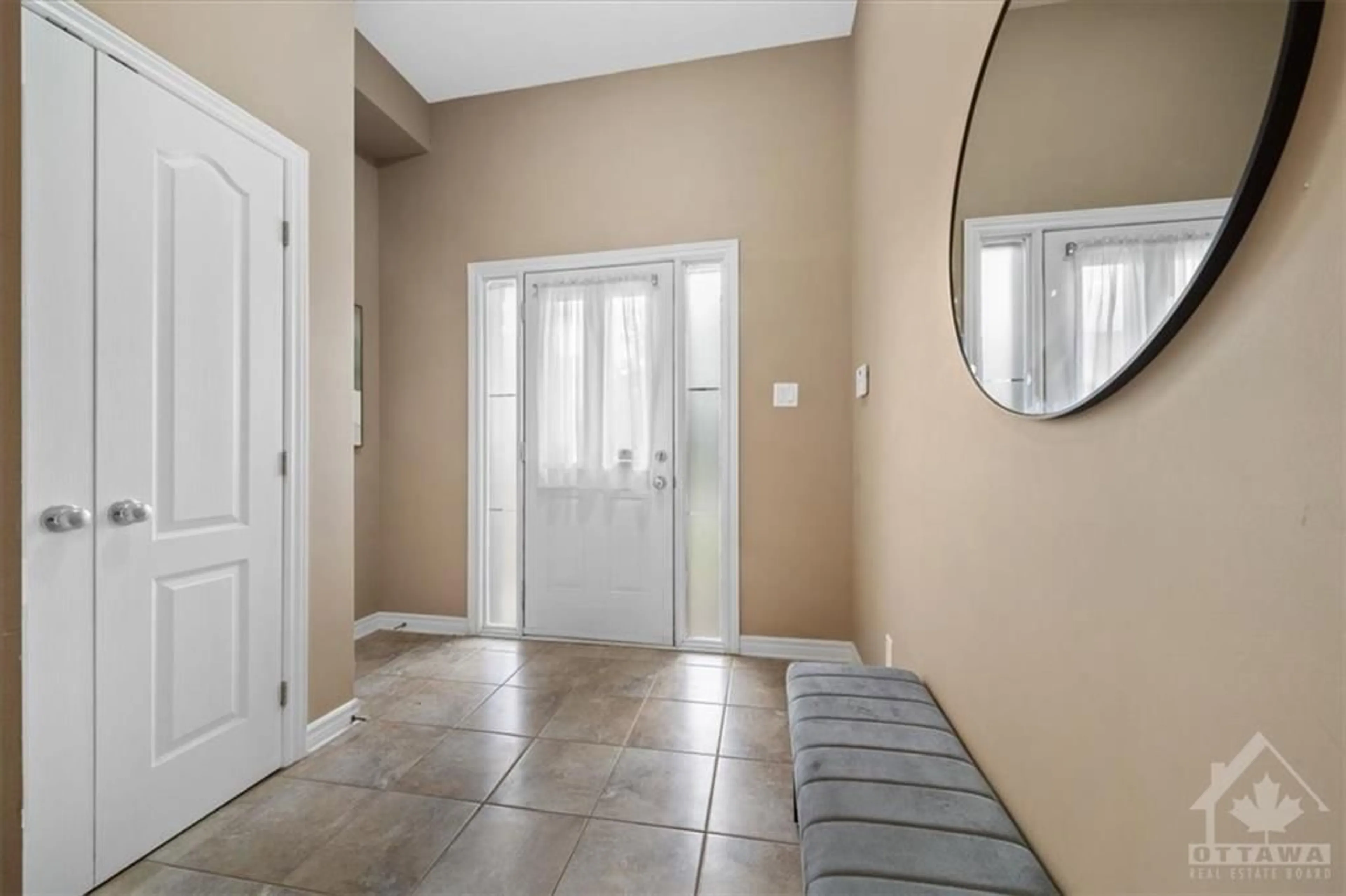 Indoor entryway for 1059 NORTHGRAVES Cres, Ottawa Ontario K2M 0C6