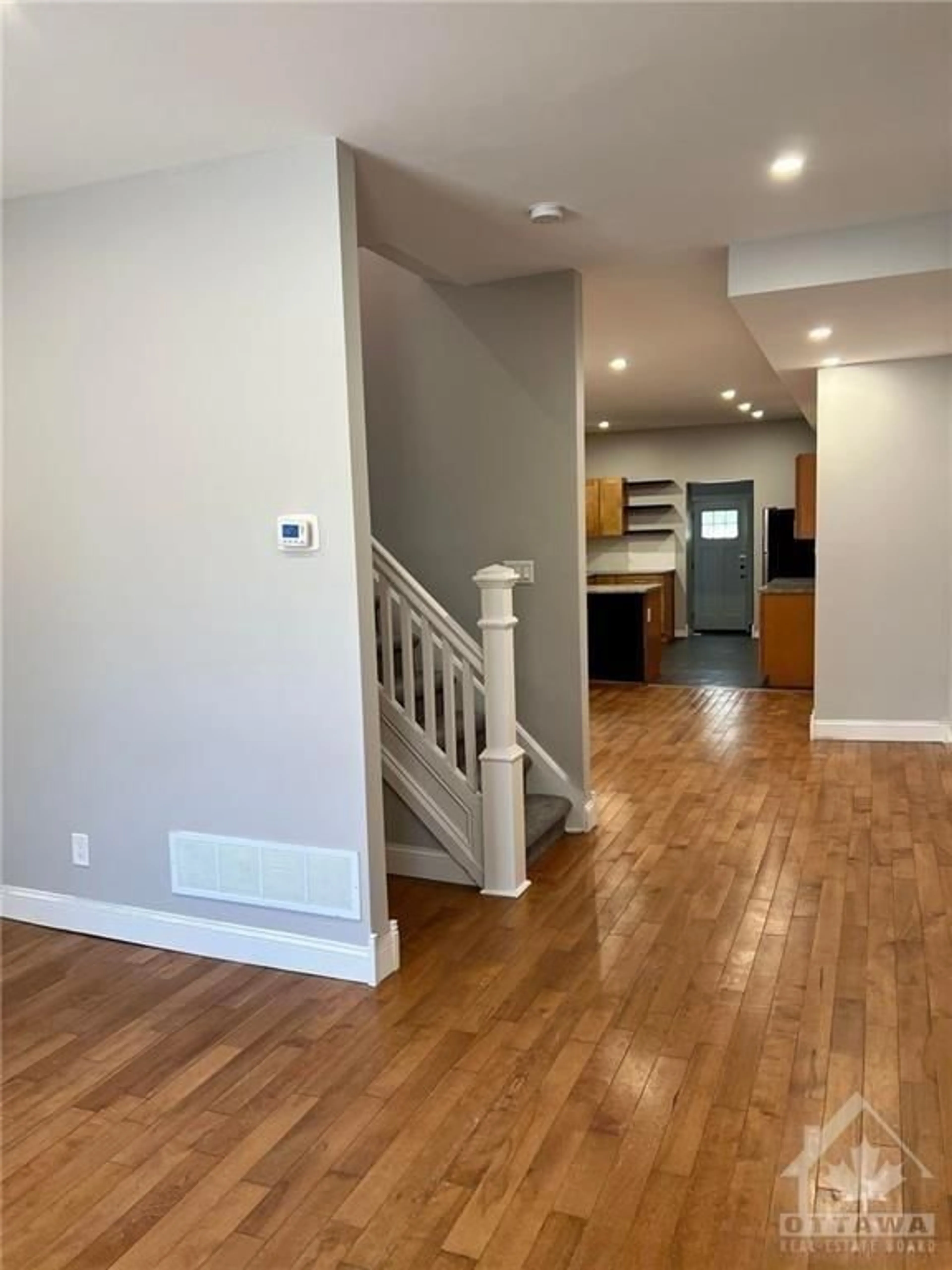 Indoor entryway for 14 SPRUCE St, Ottawa Ontario K1R 6N7
