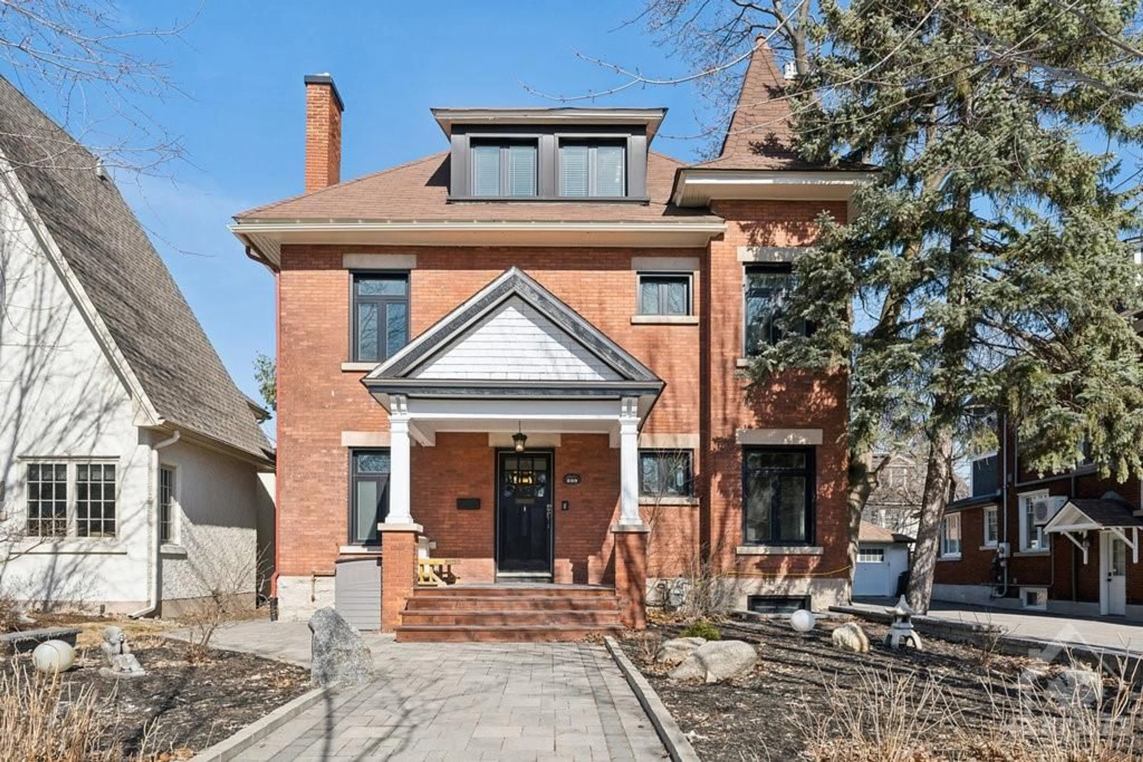 Home with brick exterior material for 289 CLEMOW Ave, Ottawa Ontario K1S 2B7