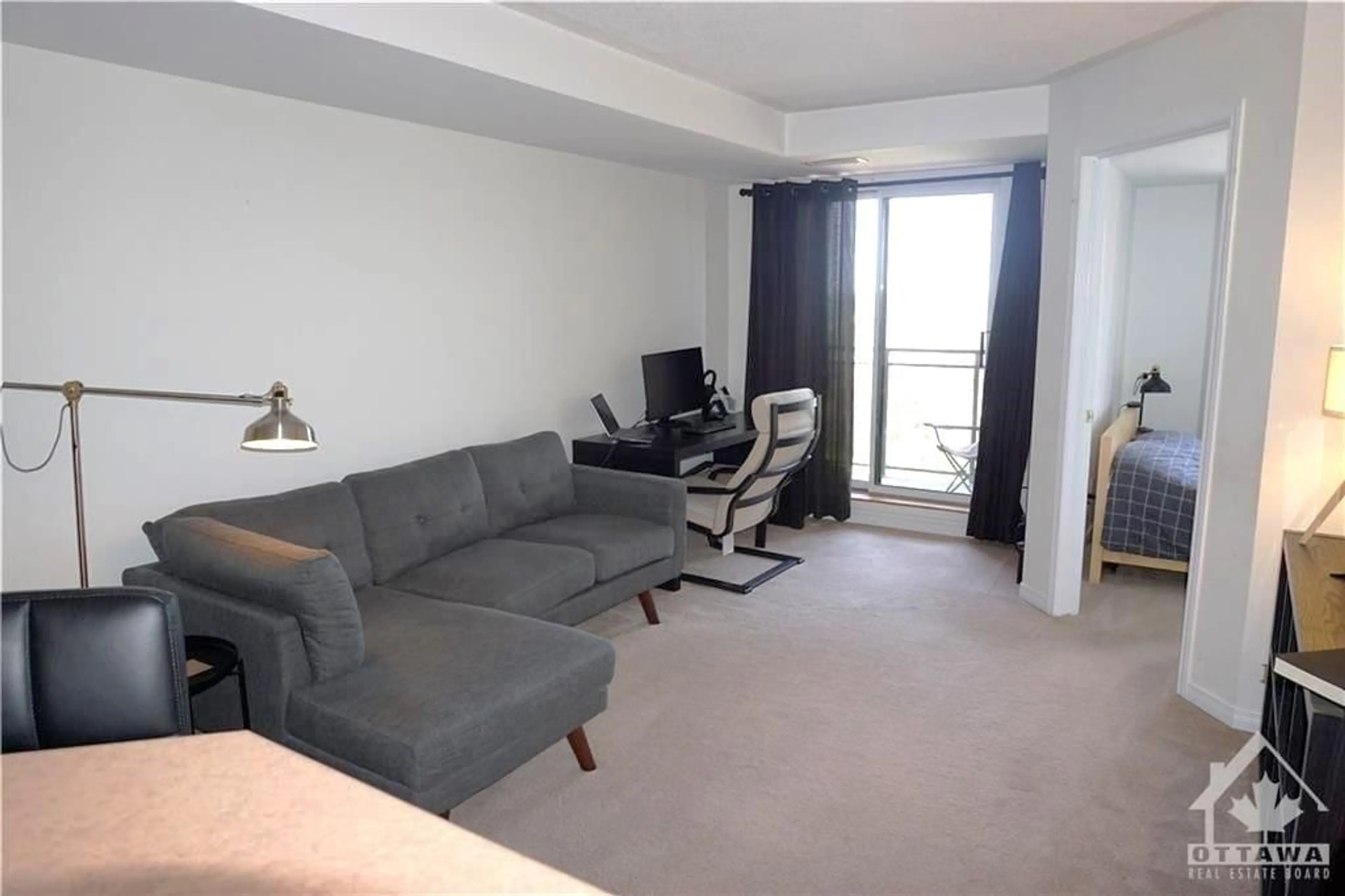 Living room for 310 CENTRAL PARK Dr #9D, Ottawa Ontario K2C 4G4