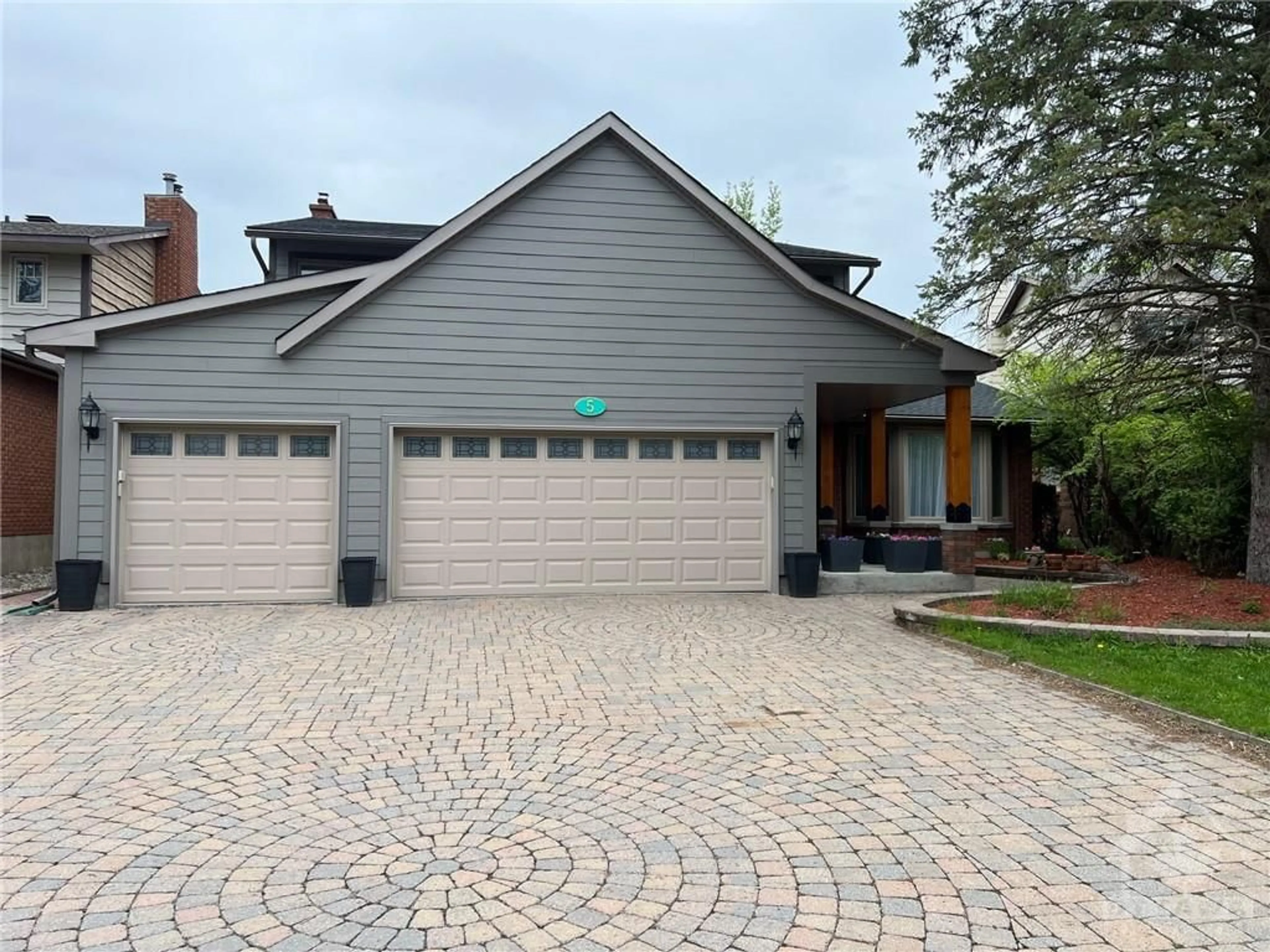 Frontside or backside of a home for 5 HUNTMASTER Lane, Ottawa Ontario K1V 0B6