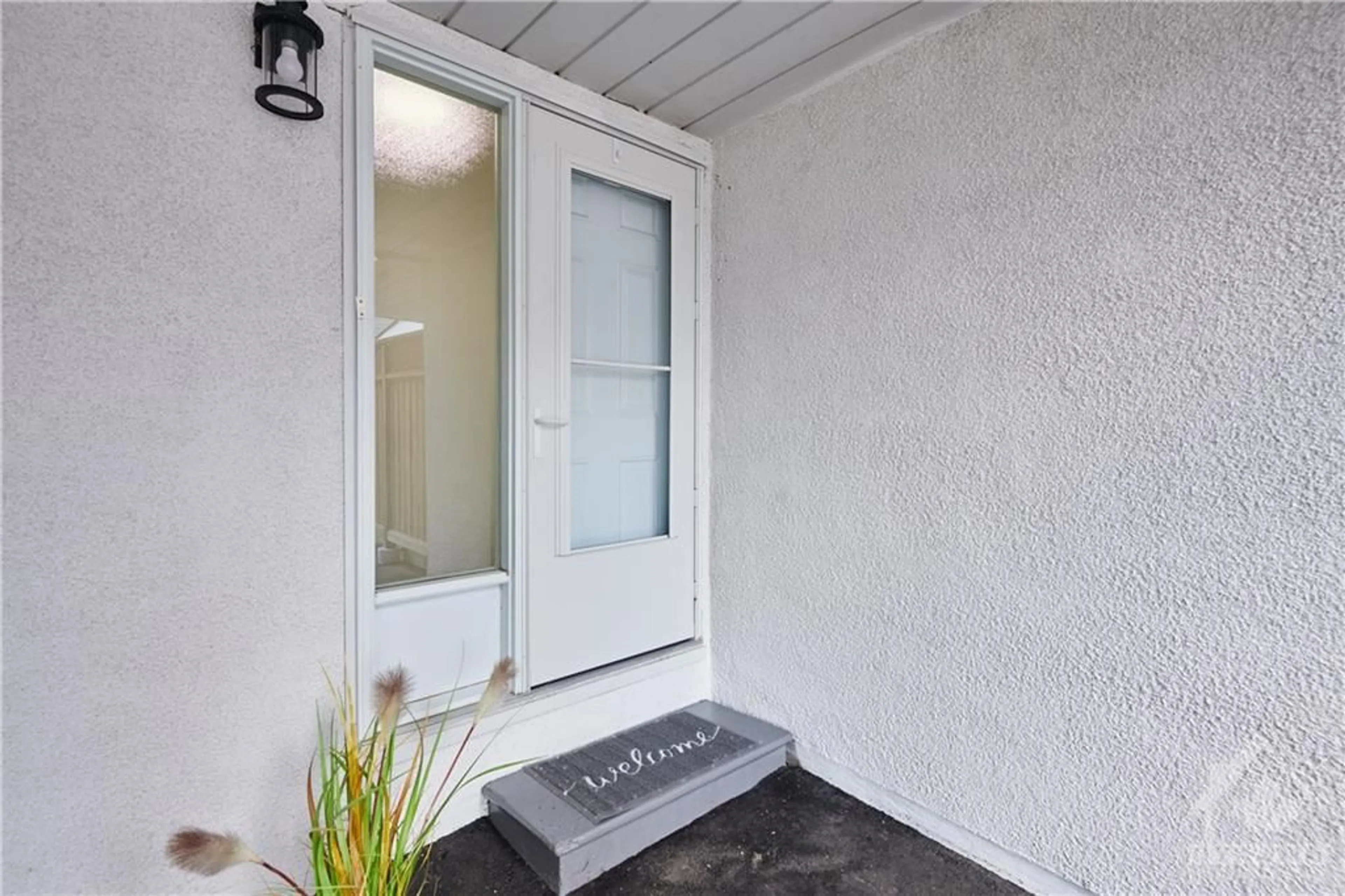 Indoor entryway for 54 ALISON KORN Pvt, Ottawa Ontario K2H 8M6